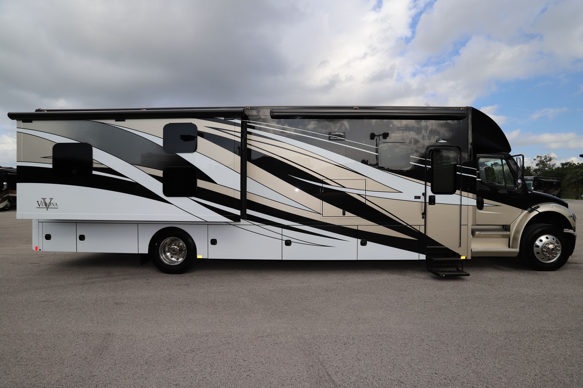 New 2021 Renegade Rv Verona 40VBH Super C  For Sale