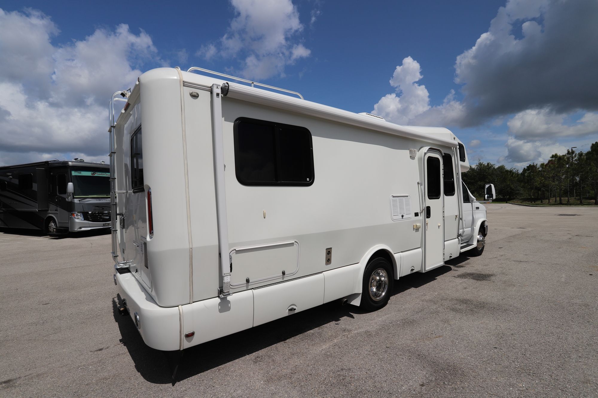 Used 2011 Born Free 27 27RSB Class C  For Sale