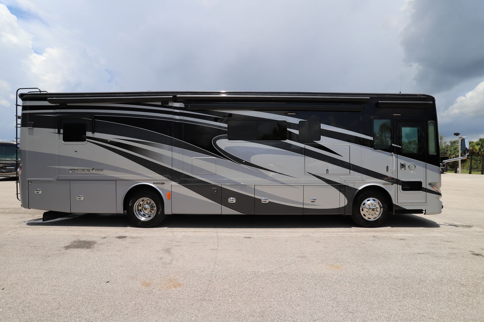 Used 2017 Tiffin Motor Homes Phaeton 36GH Class A  For Sale