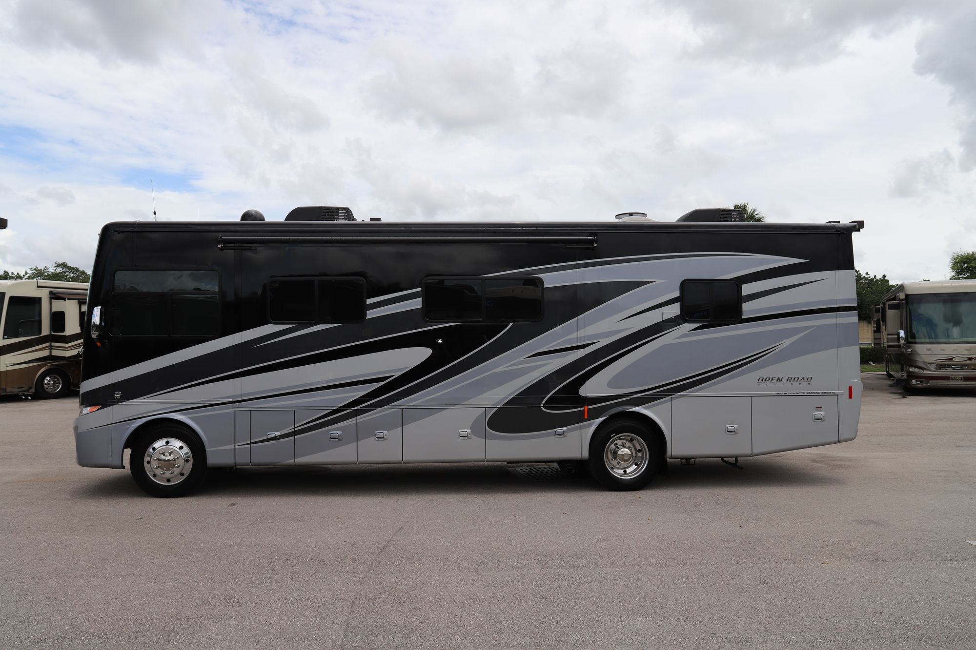 New 2021 Tiffin Motor Homes Allegro 32SA Class A  For Sale