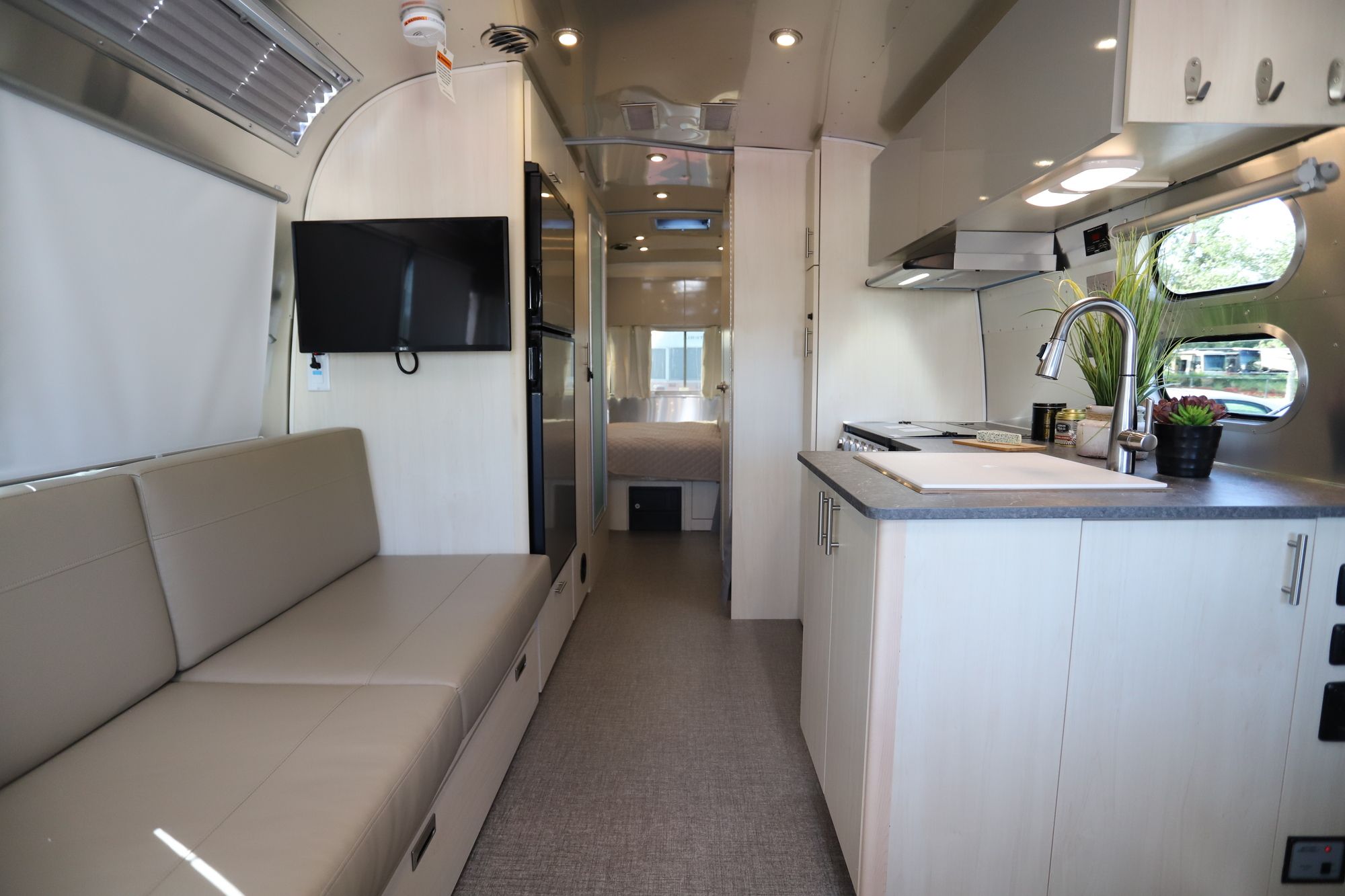 New 2021 Airstream Flying Cloud 25FB Travel Trailer  For Sale