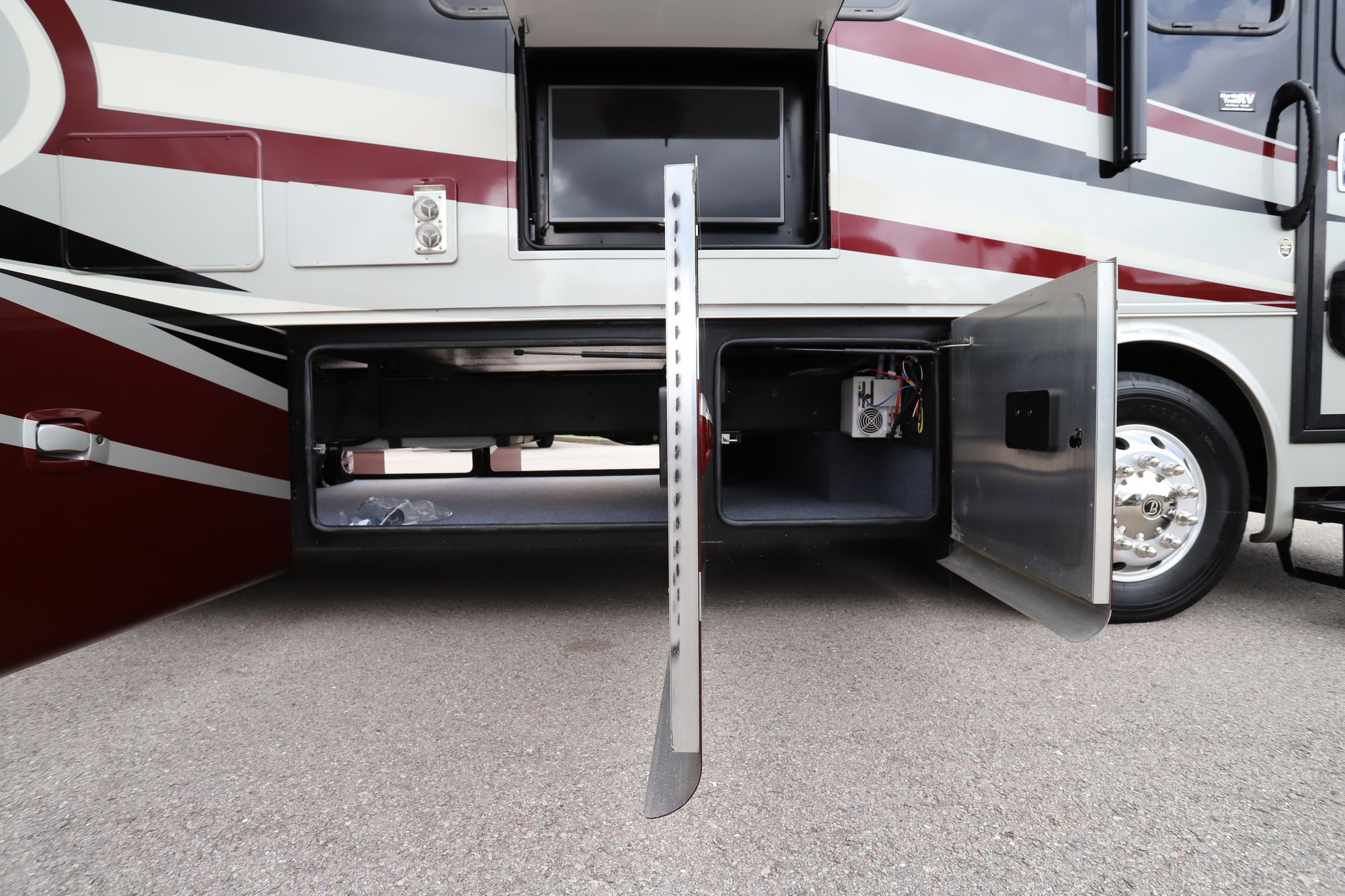 Used 2017 Tiffin Motor Homes Breeze 32BR Class A  For Sale