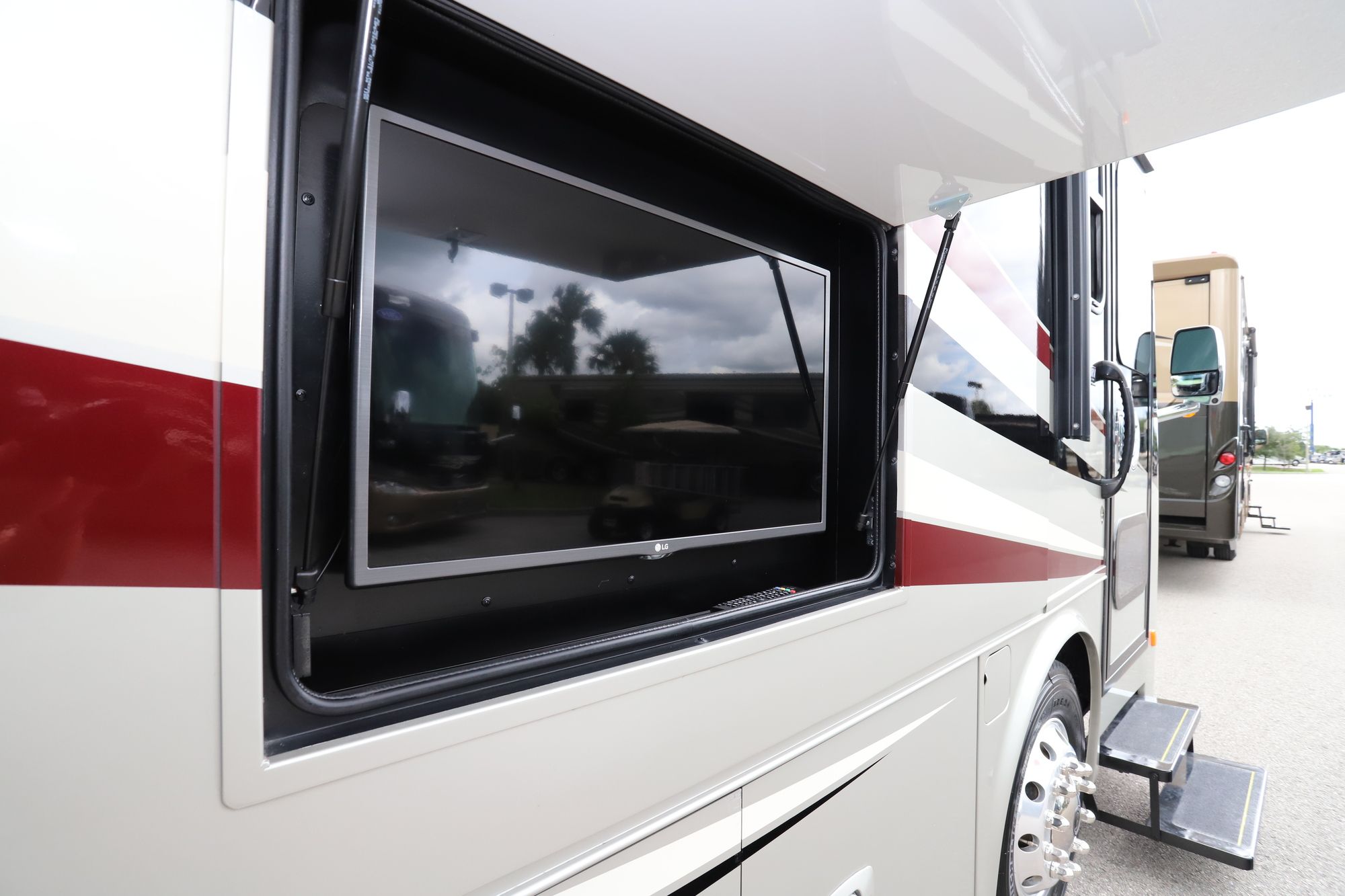 Used 2017 Tiffin Motor Homes Breeze 32BR Class A  For Sale