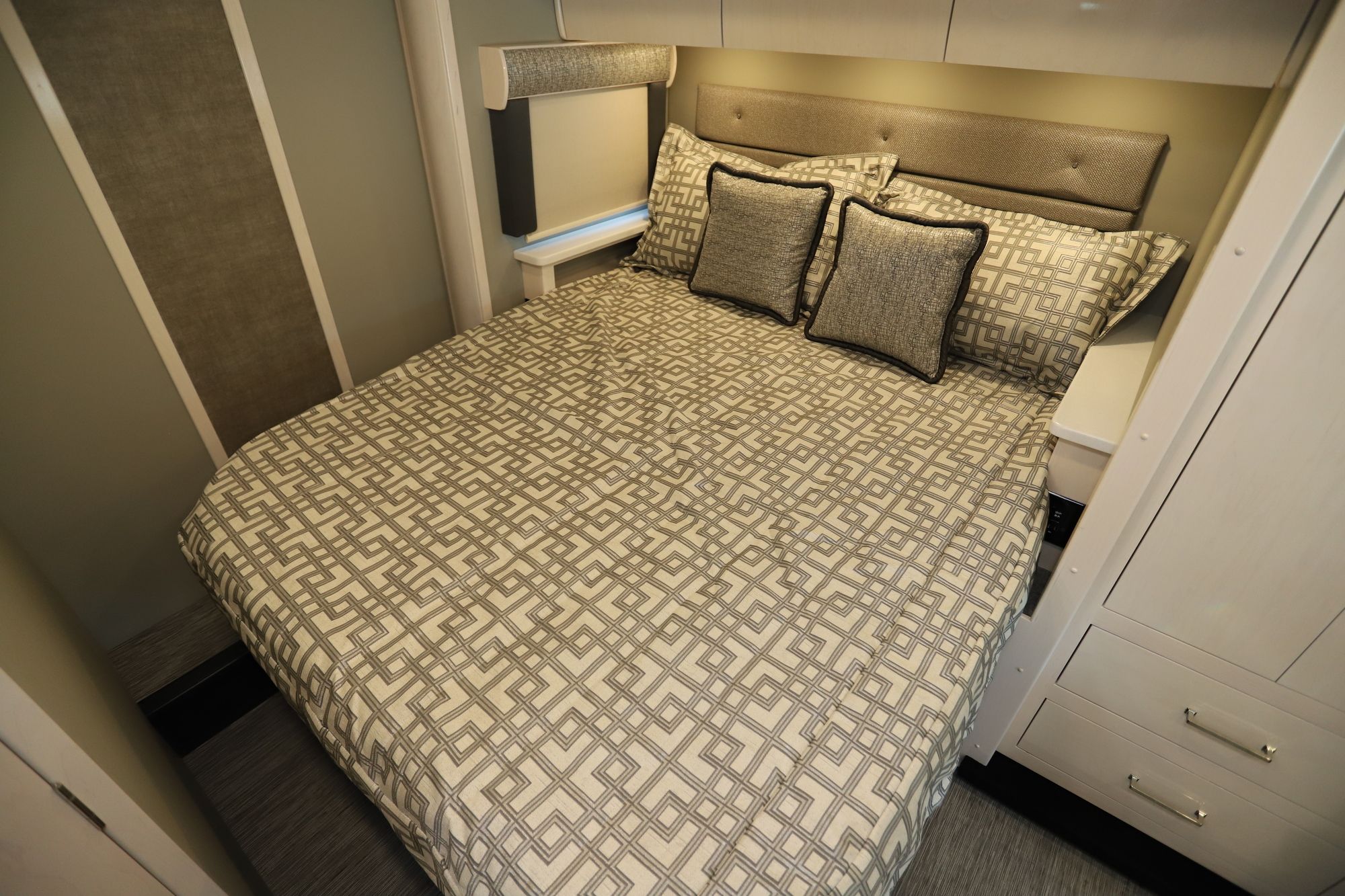 New 2021 Renegade Rv Vienna 25-V-FWC Class C  For Sale