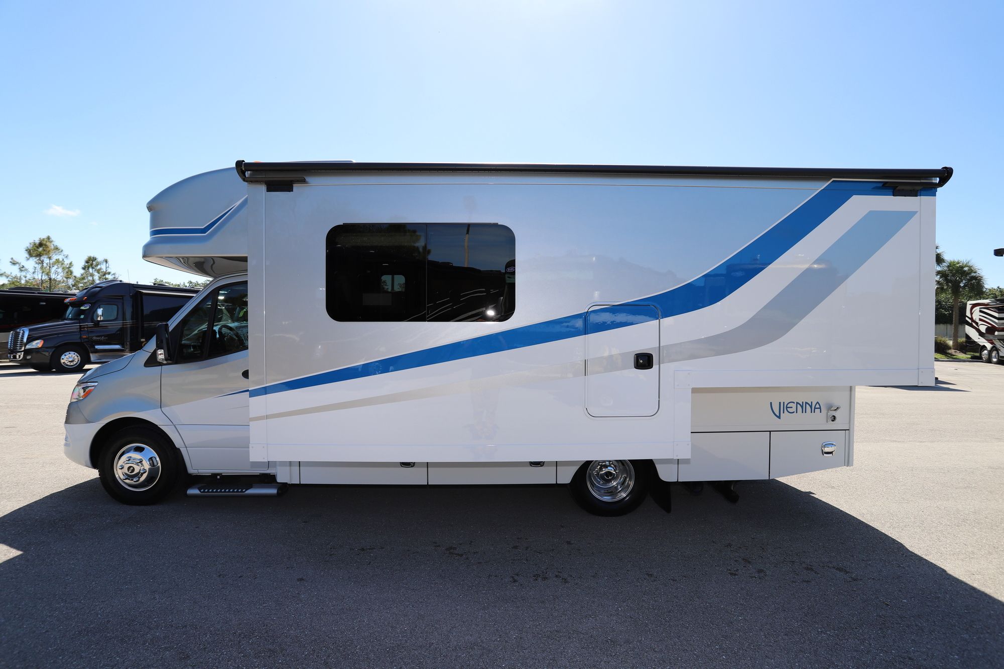 New 2021 Renegade Rv Vienna 25-V-FWC Class C  For Sale