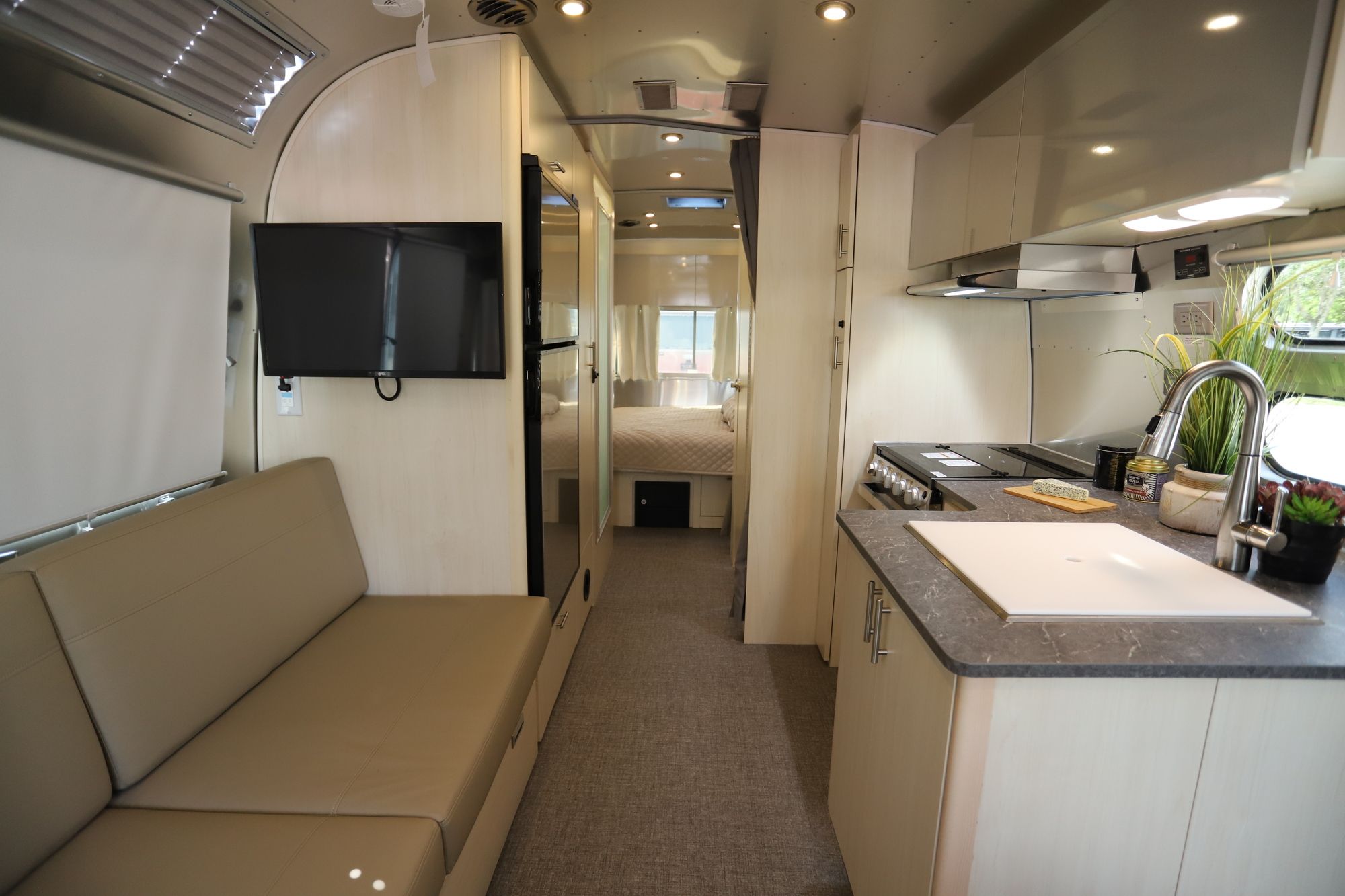 New 2021 Airstream Flying Cloud 25FB Travel Trailer  For Sale