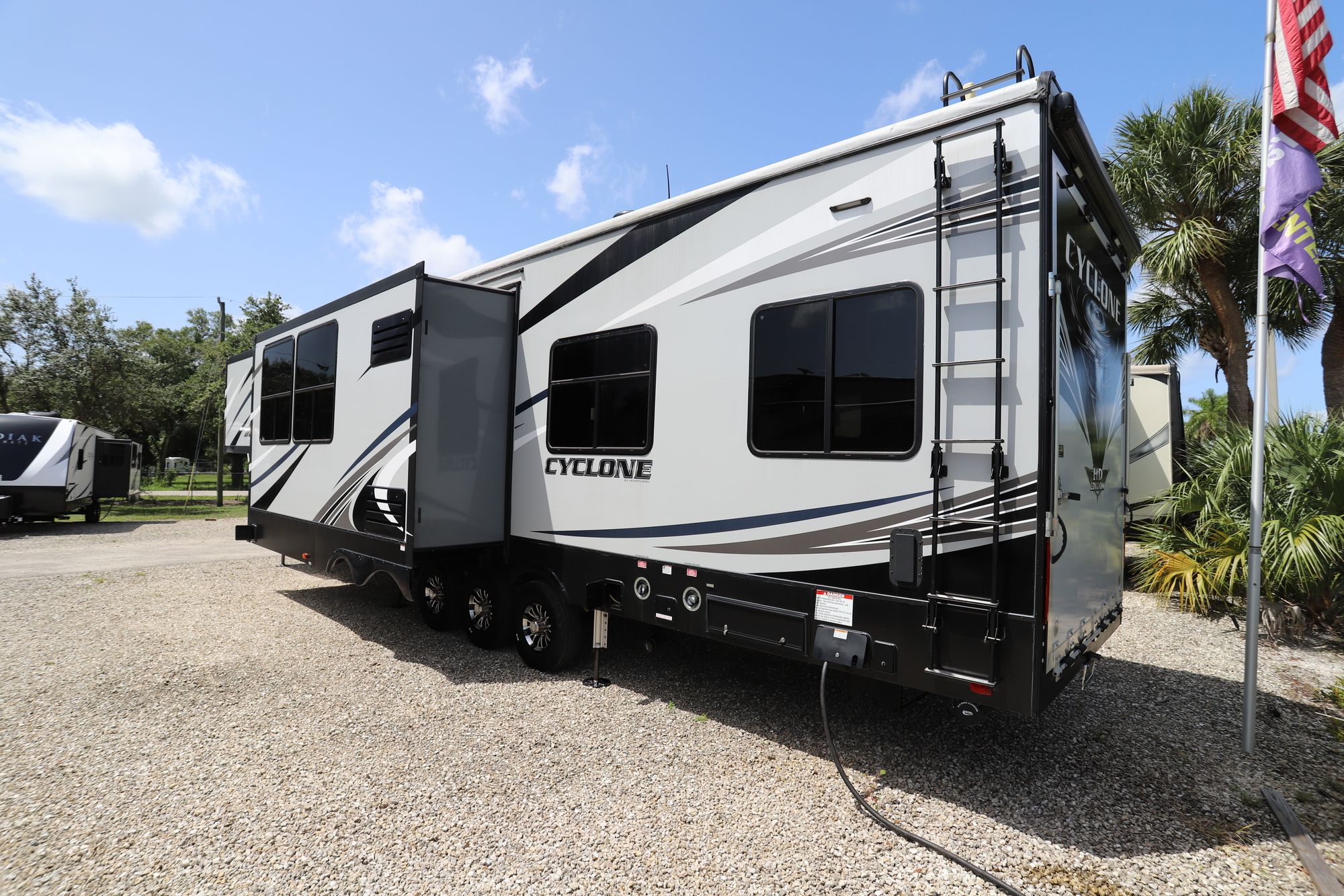 Used 2018 Heartland Rv Cyclone 4270 Fifth Wheel  For Sale