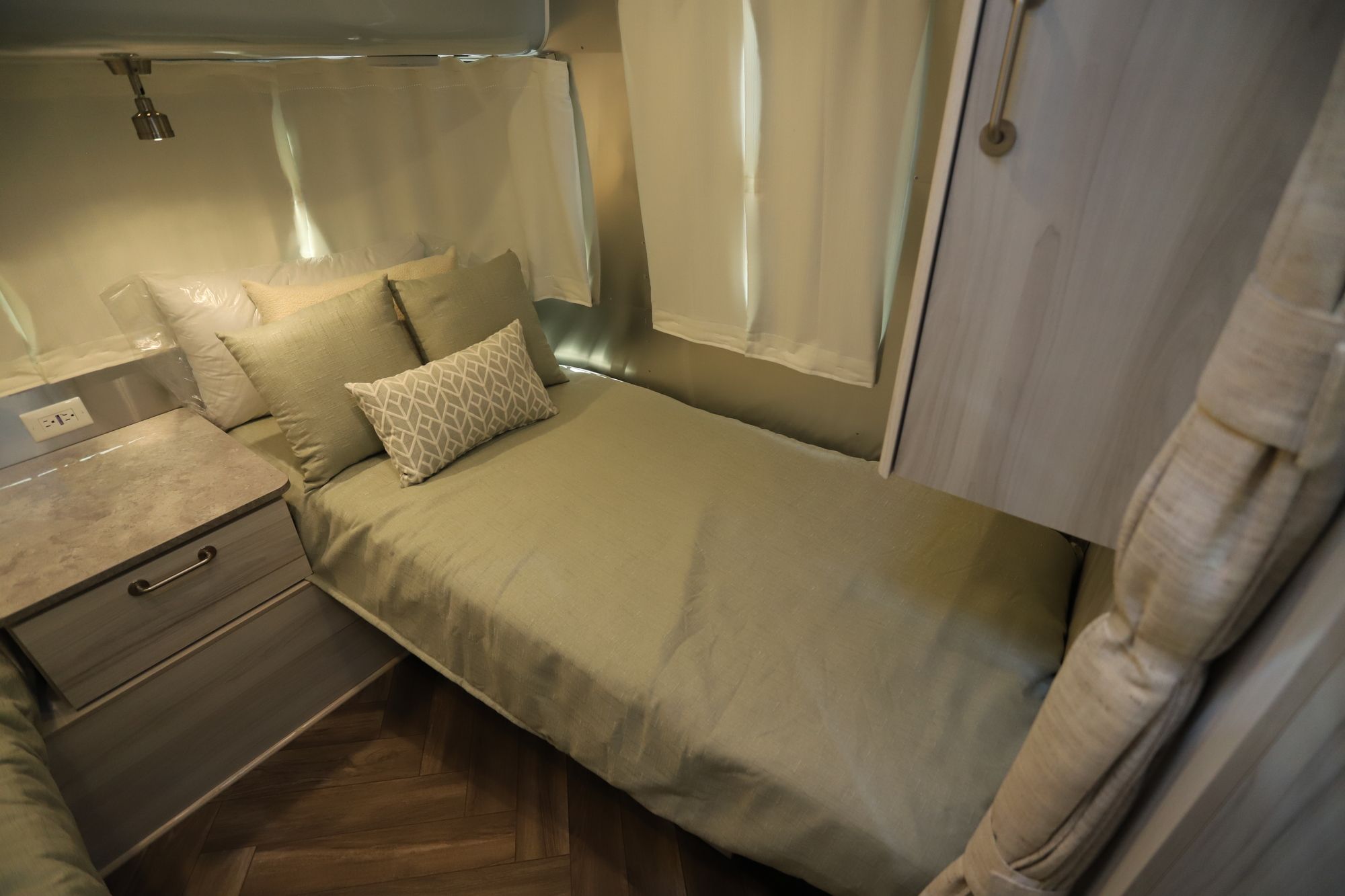 New 2021 Airstream International 25FB Travel Trailer  For Sale