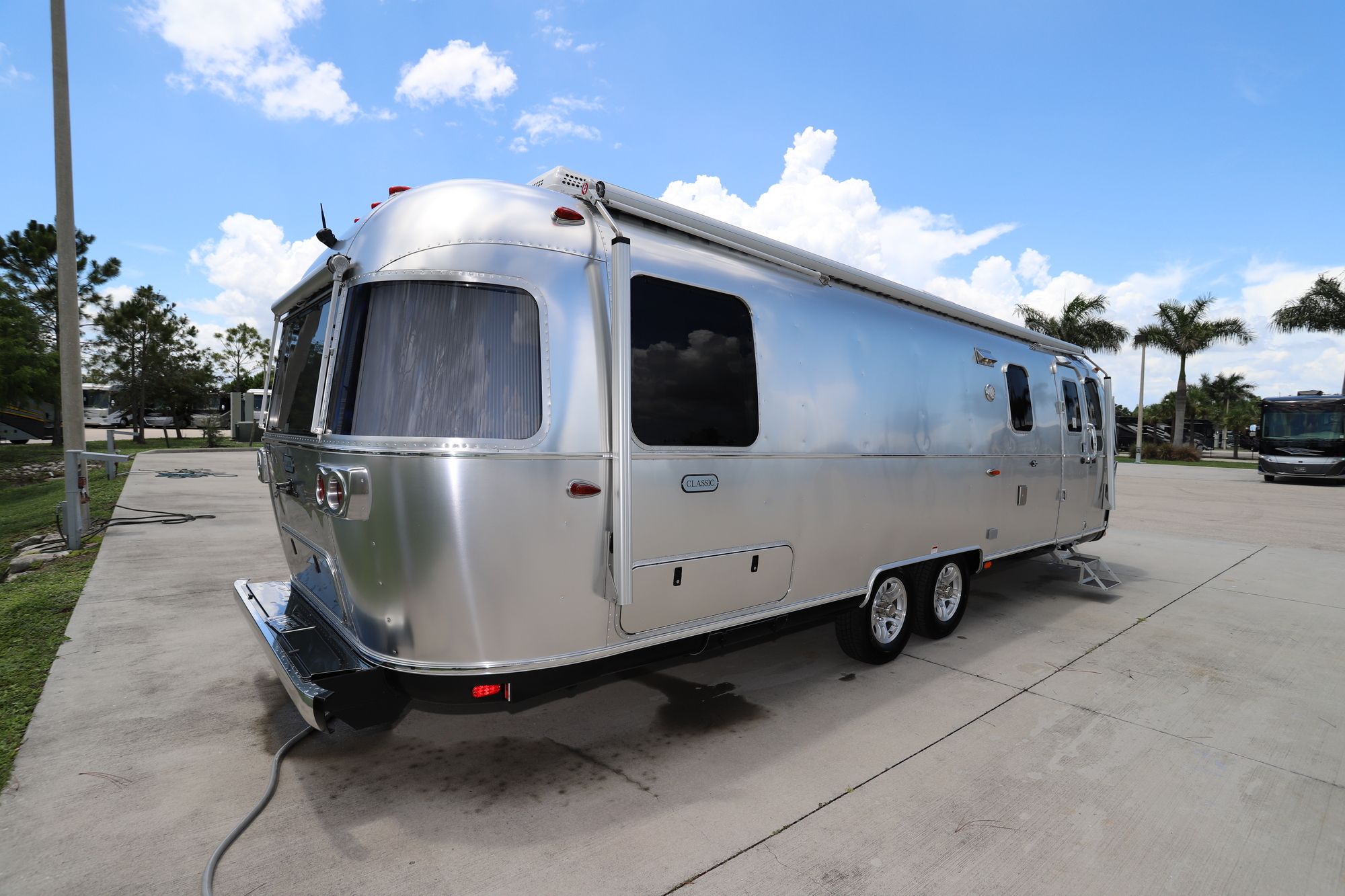 New 2021 Airstream Classic 30RB Travel Trailer  For Sale