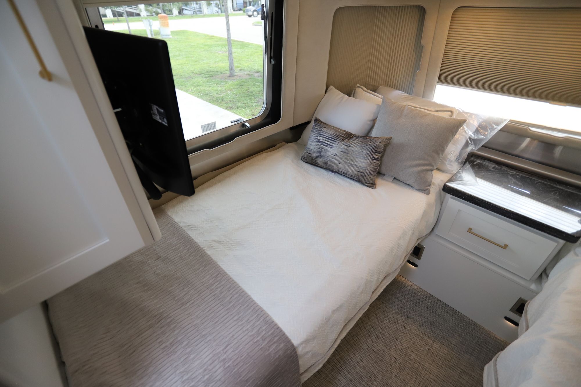 New 2021 Airstream Classic 30RB Travel Trailer  For Sale