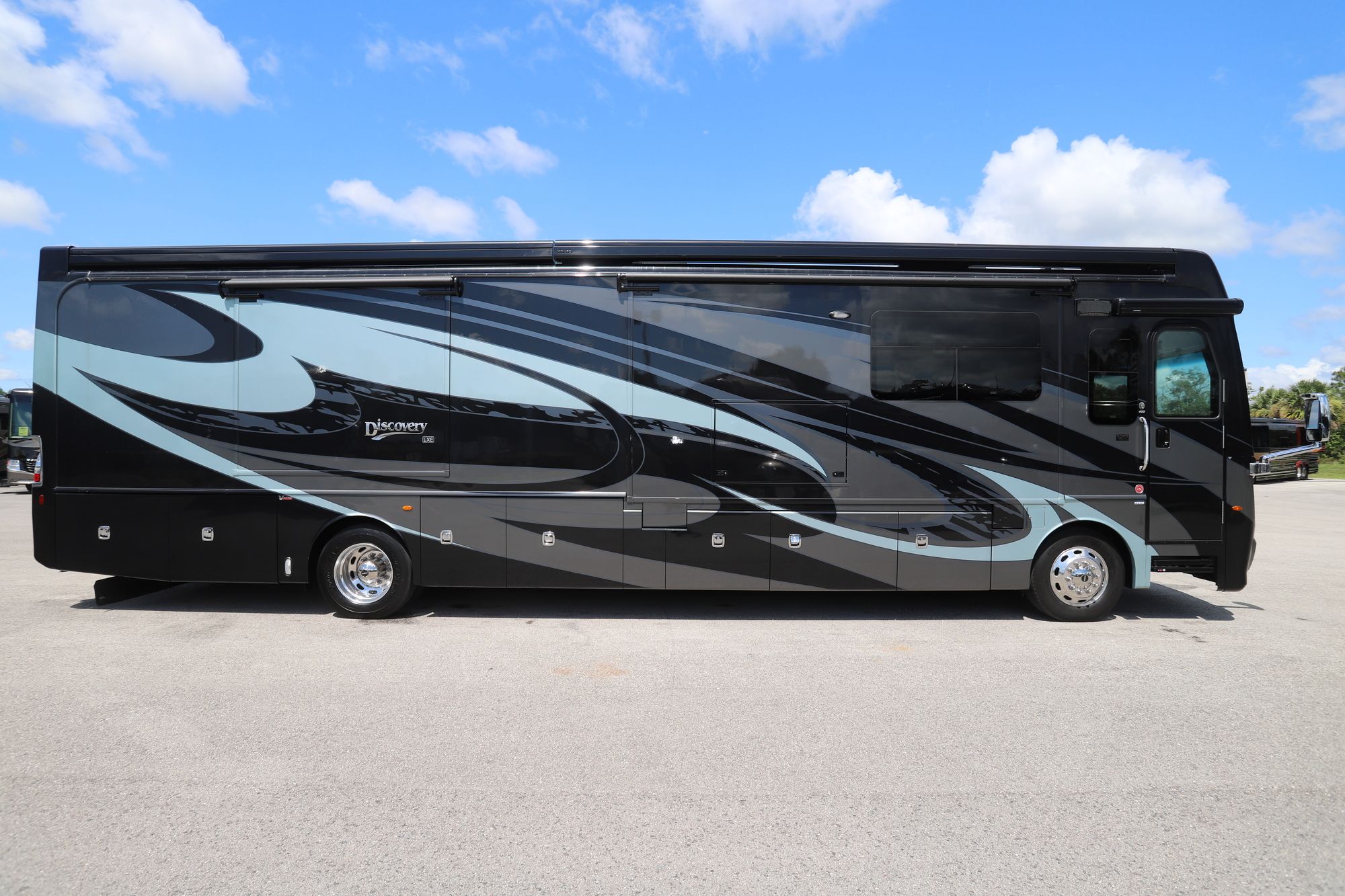 Used 2019 Fleetwood Discovery 40D Class A  For Sale