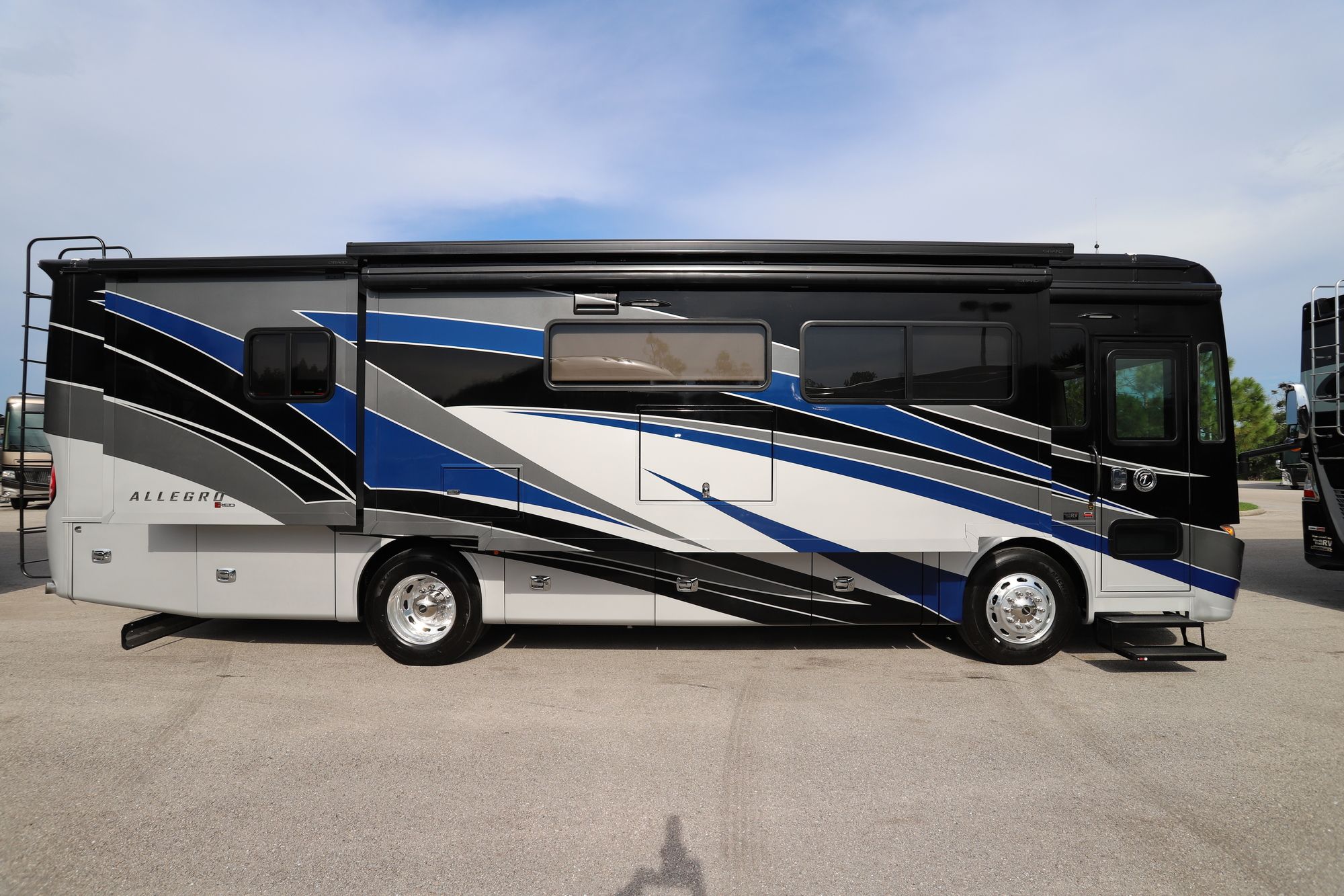 New 2021 Tiffin Motor Homes Allegro Red 33AA Class A  For Sale