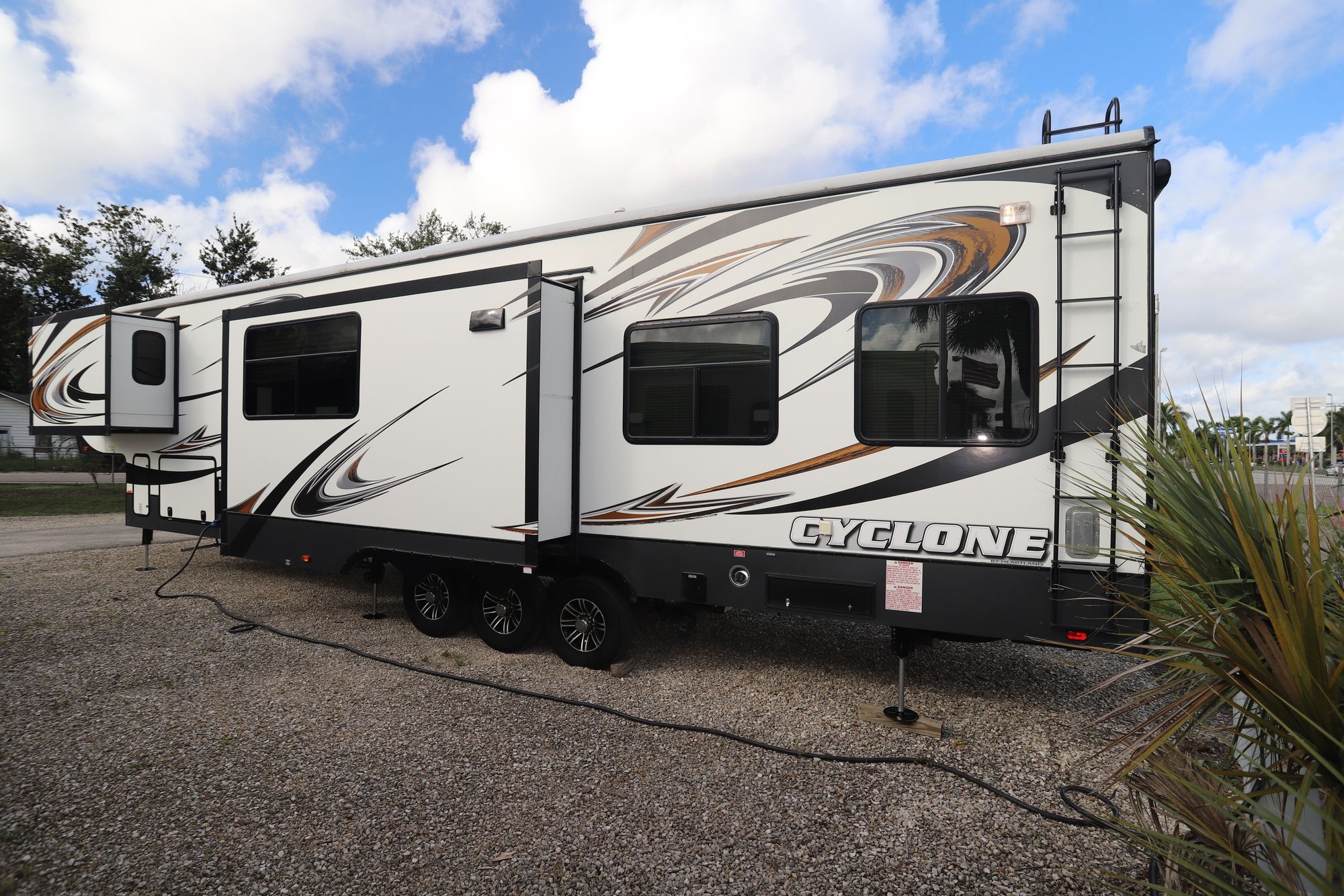 Used 2014 Heartland Rv Cyclone 4000 Fifth Wheel  For Sale