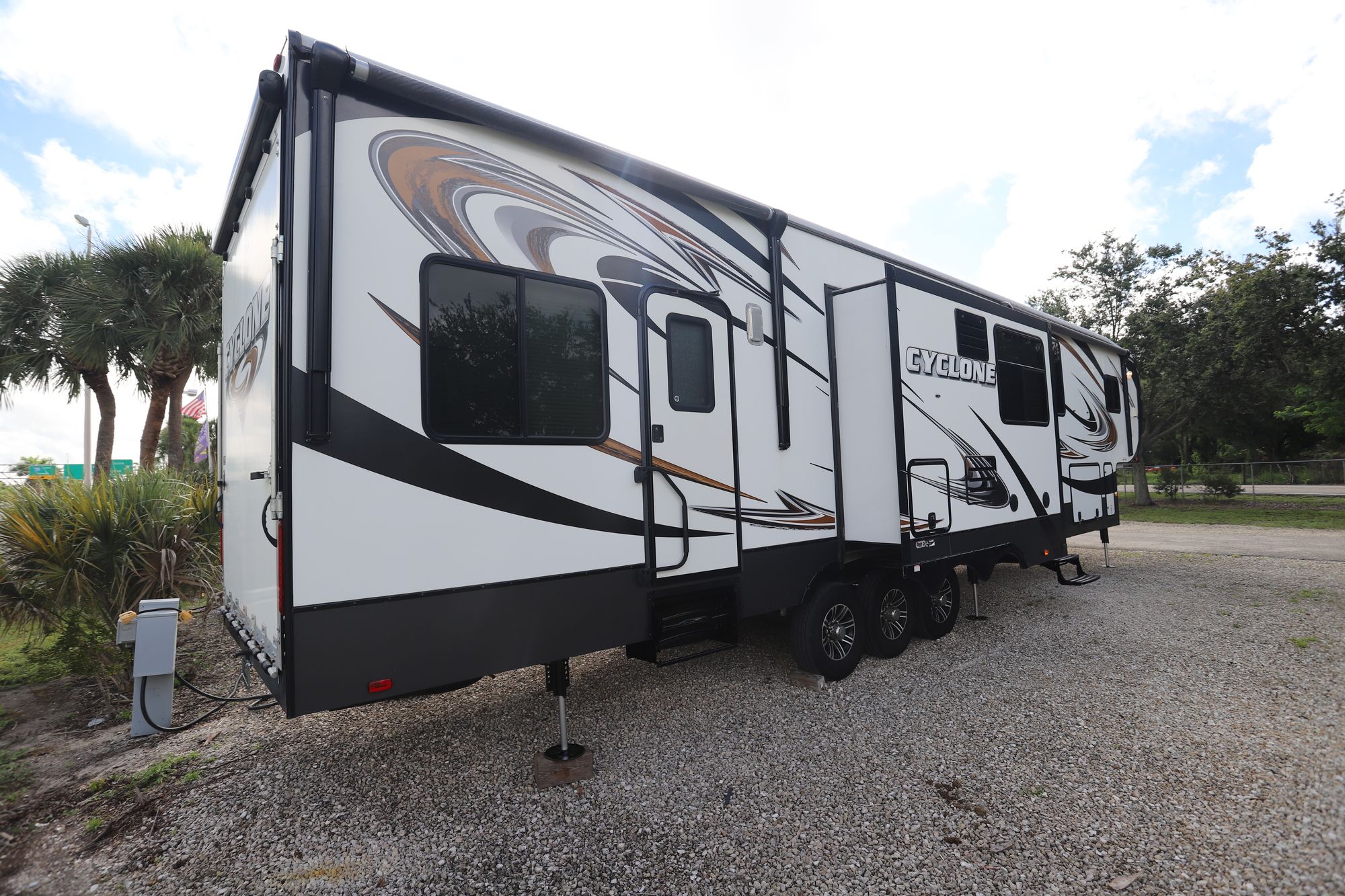 Used 2014 Heartland Rv Cyclone 4000 Fifth Wheel  For Sale