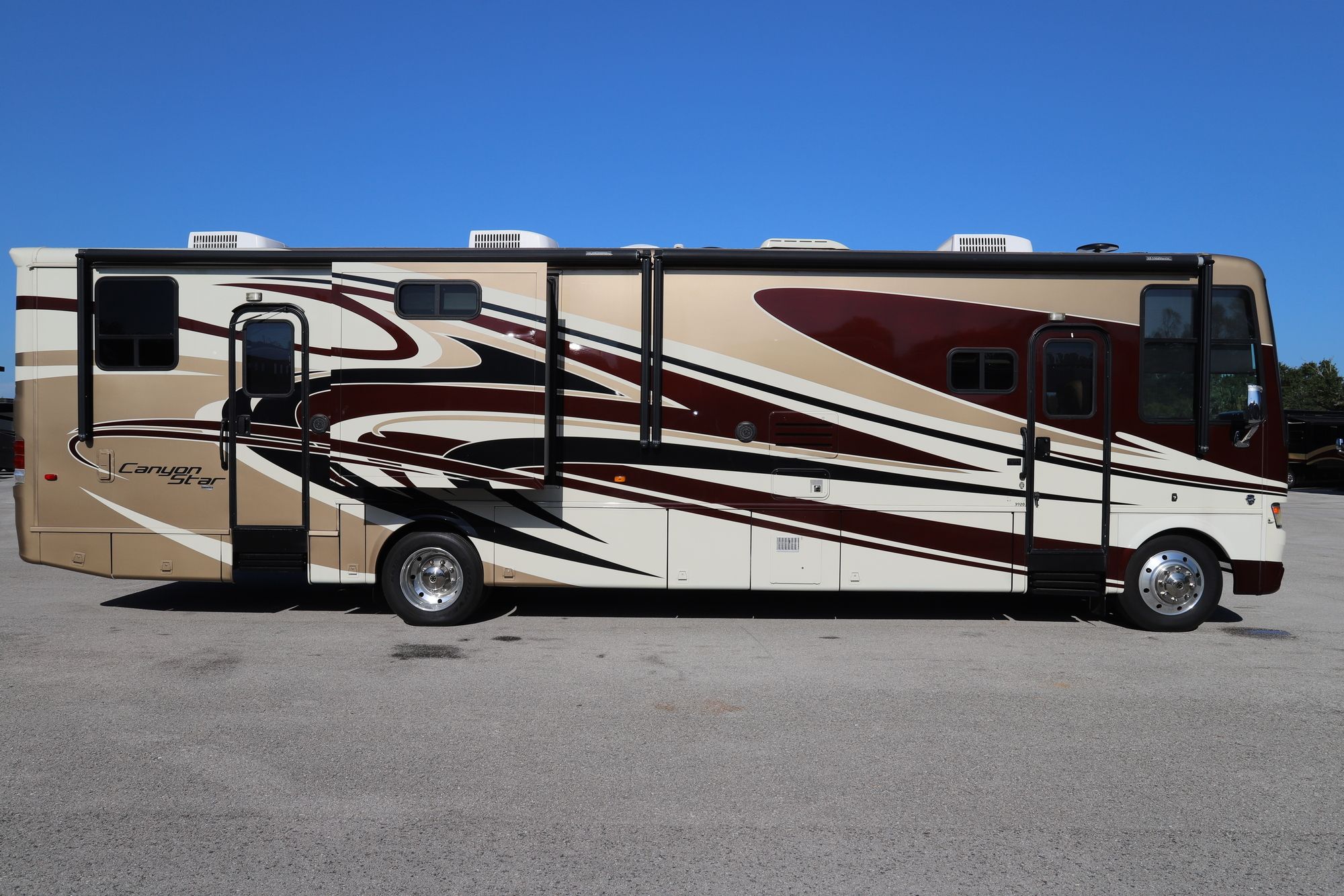 Used 2014 Newmar Canyon Star 3920 TOY HAULER Class A  For Sale