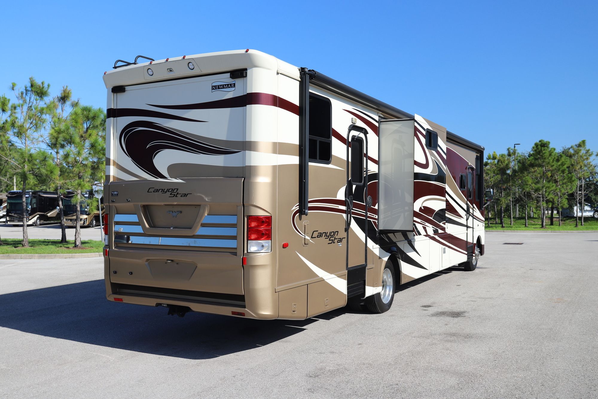 Used 2014 Newmar Canyon Star 3920 TOY HAULER Class A  For Sale