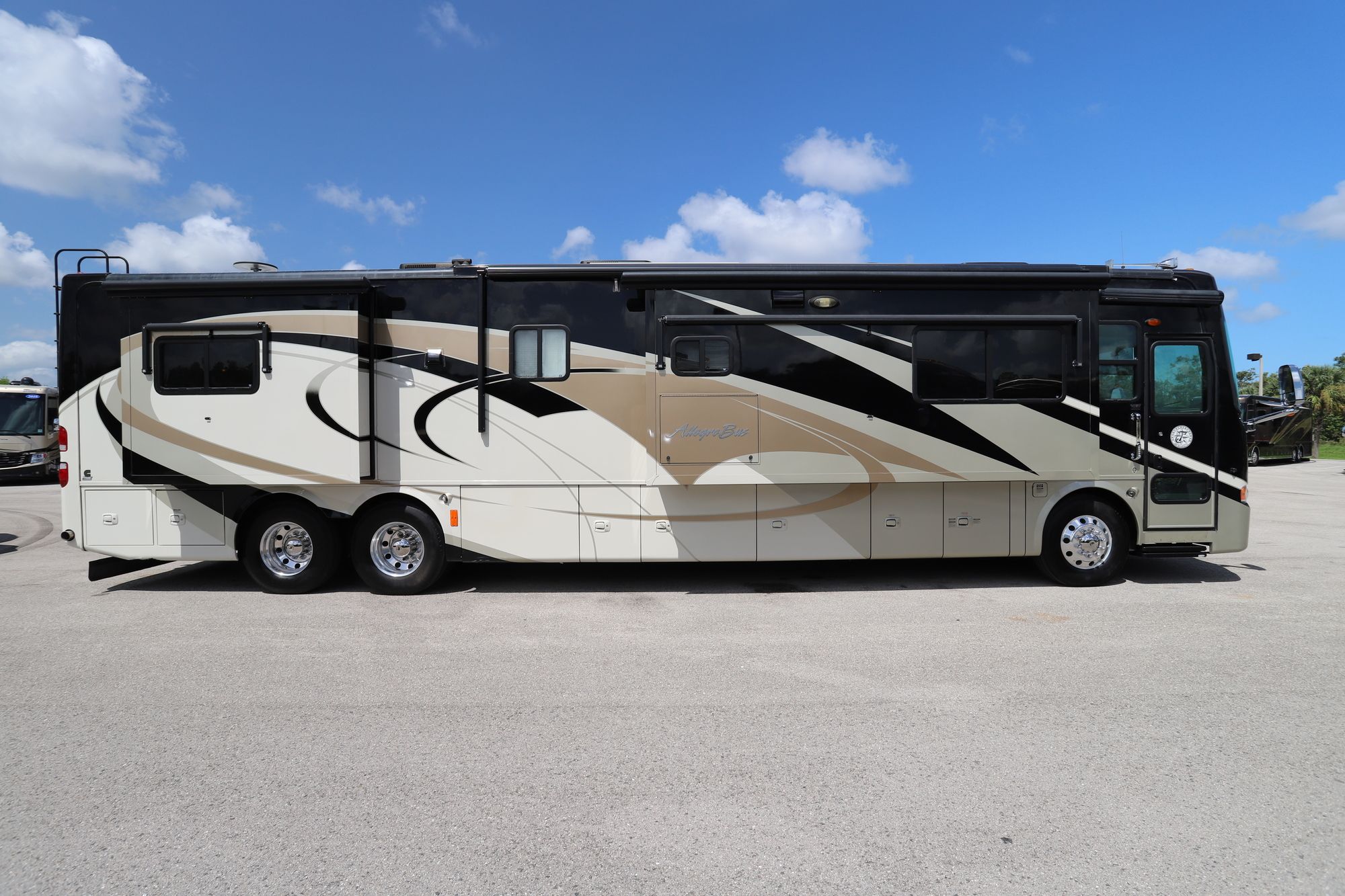 Used 2009 Tiffin Motor Homes Allegro Bus 43QRP Class A  For Sale