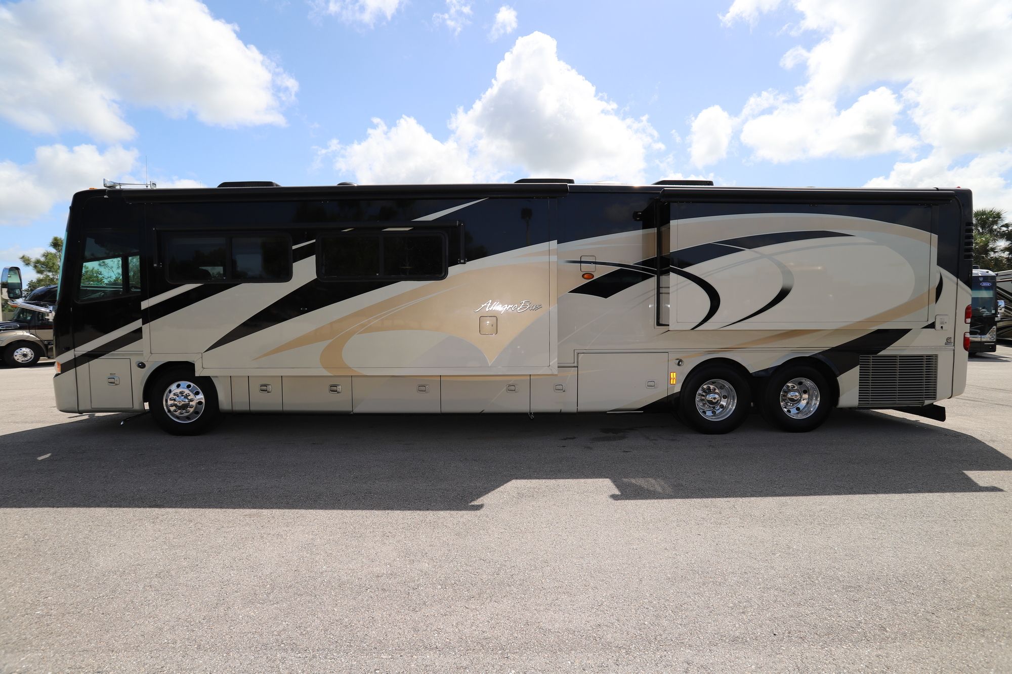 Used 2009 Tiffin Motor Homes Allegro Bus 43QRP Class A  For Sale