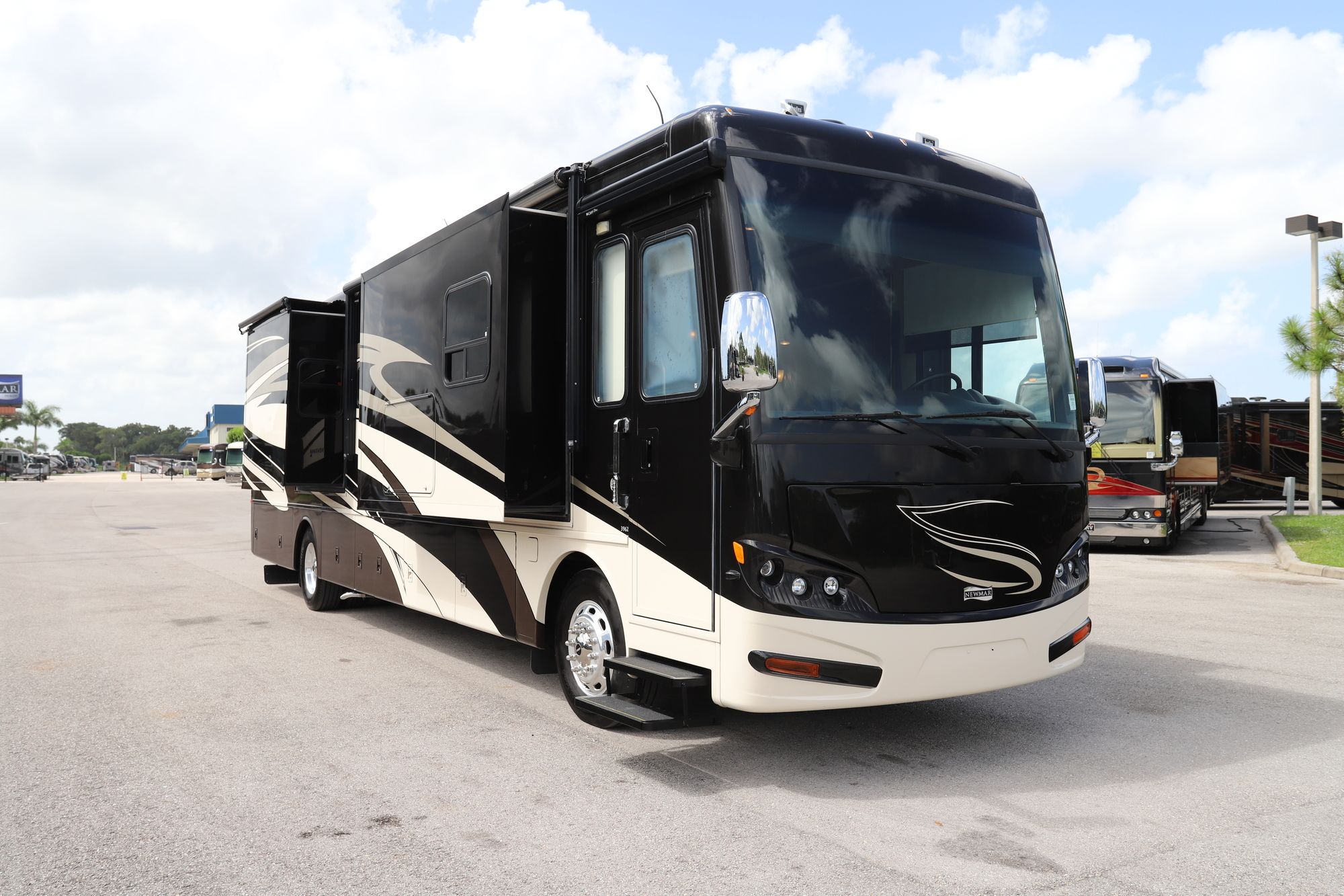 Used 2011 Newmar Ventana 3962 Class A  For Sale