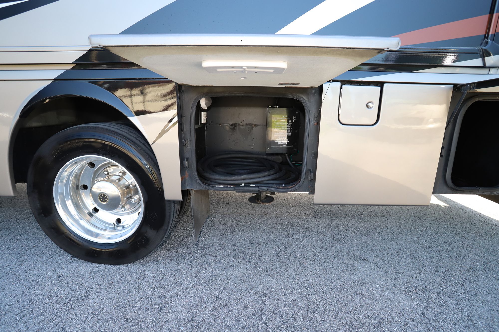 Used 2013 Winnebago Adventurer 37F Class A  For Sale