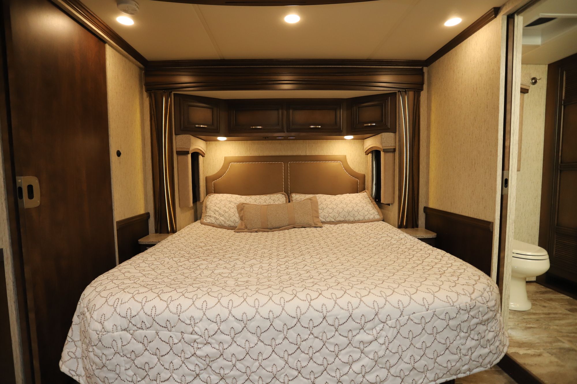 Used 2019 Newmar Ventana Le 4037 Class A  For Sale