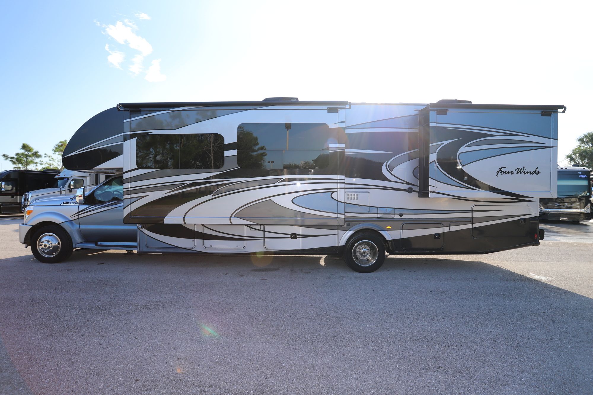 Used 2017 Thor Fourwinds 35SM Class C  For Sale