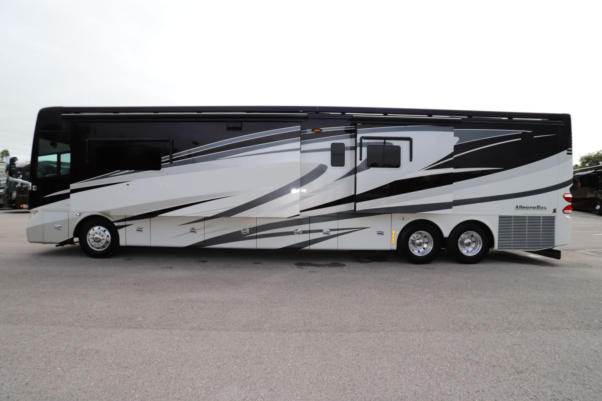 Used 2014 Tiffin Motor Homes Allegro Bus 45LP Class A  For Sale