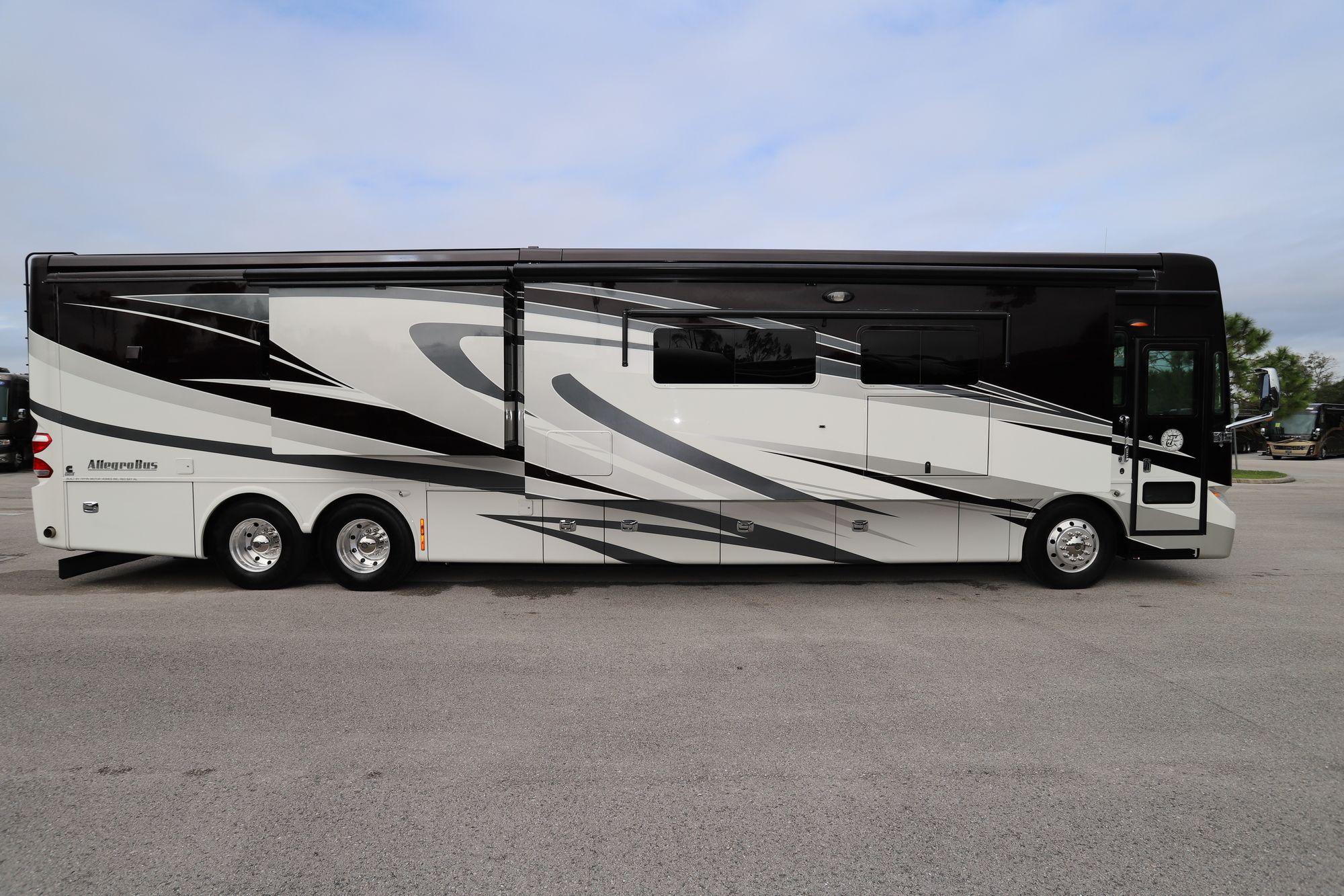 Used 2014 Tiffin Motor Homes Allegro Bus 45LP Class A  For Sale