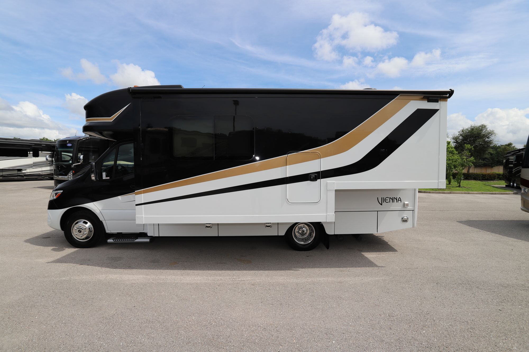 New 2021 Renegade Rv Vienna 25-V-FWC Class C  For Sale