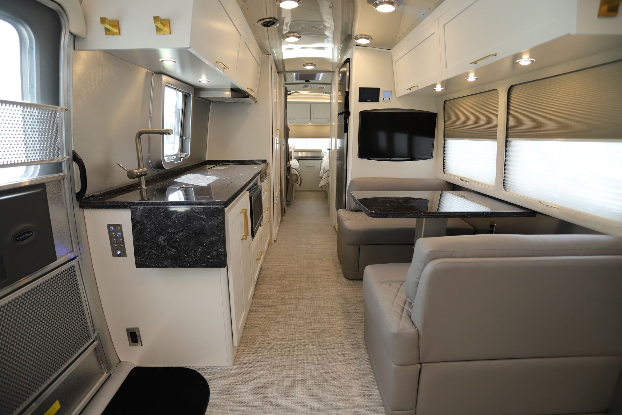 New 2021 Airstream Classic 30RB Travel Trailer  For Sale