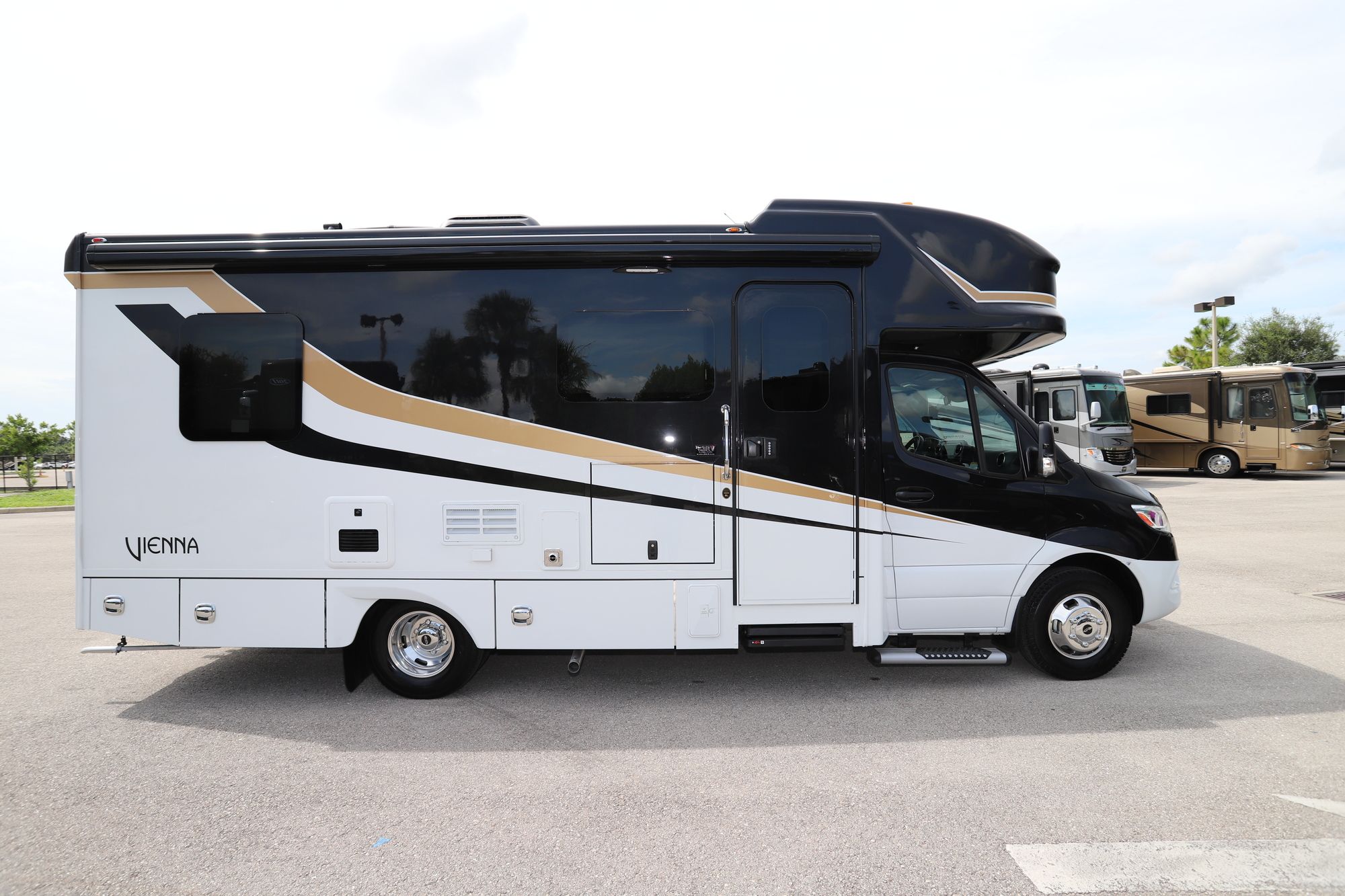 New 2021 Renegade Rv Vienna 25-V-FWC Class C  For Sale