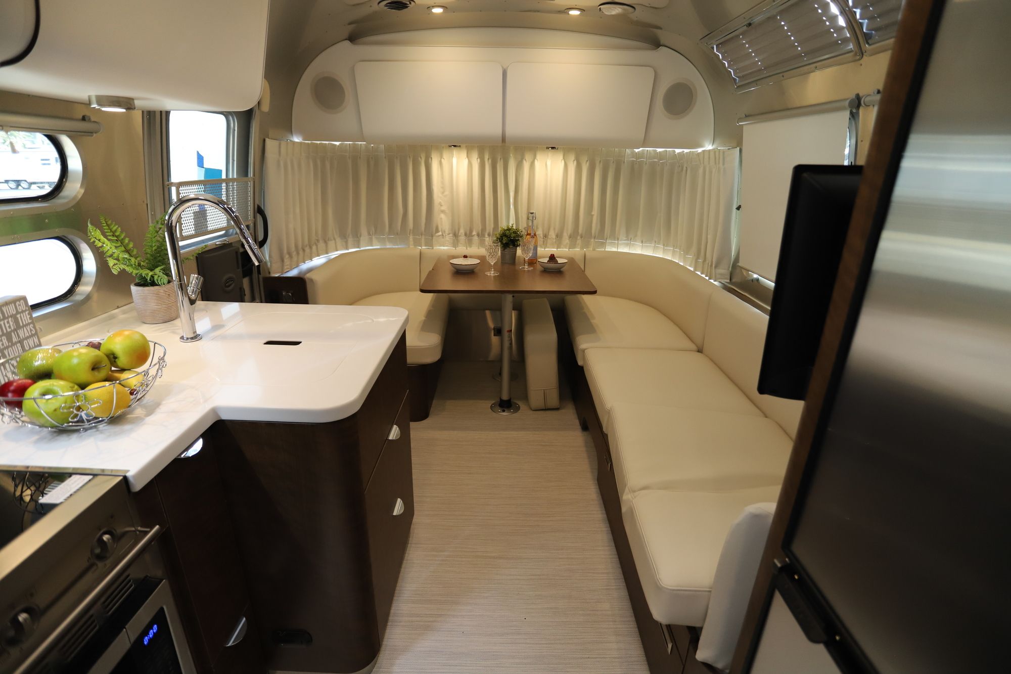 New 2021 Airstream Globetrotter 25FB Travel Trailer  For Sale