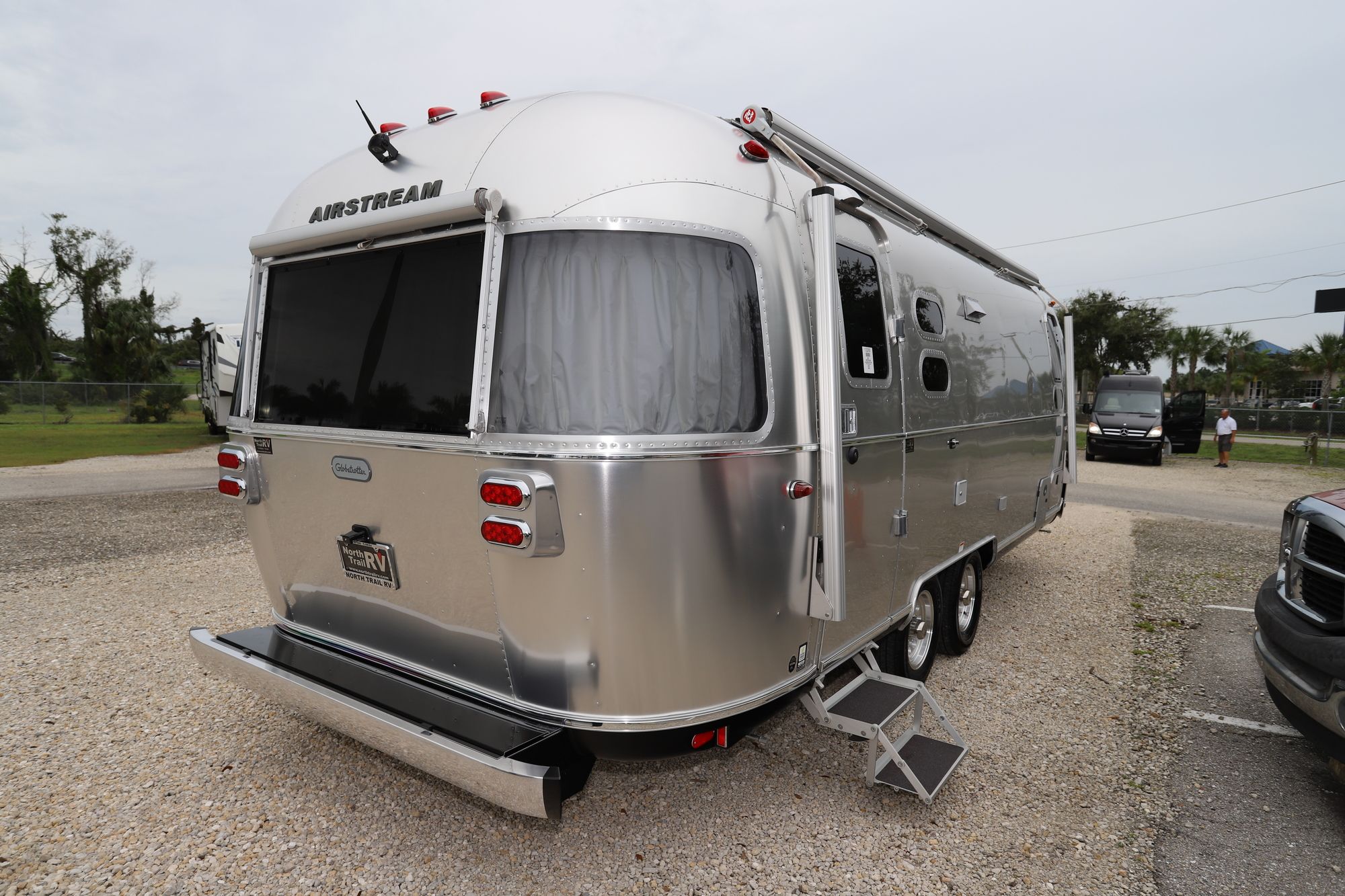 New 2021 Airstream Globetrotter 25FB Travel Trailer  For Sale