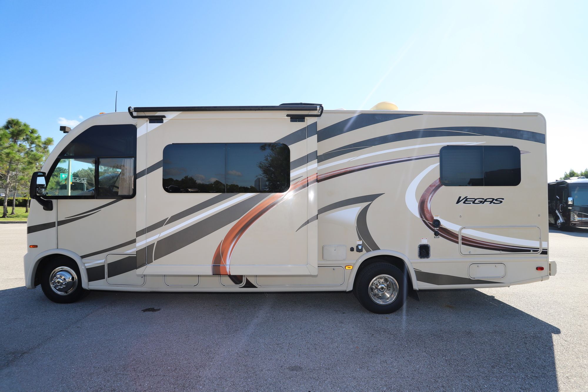 Used 2017 Thor Vegas 25.4 Class A  For Sale