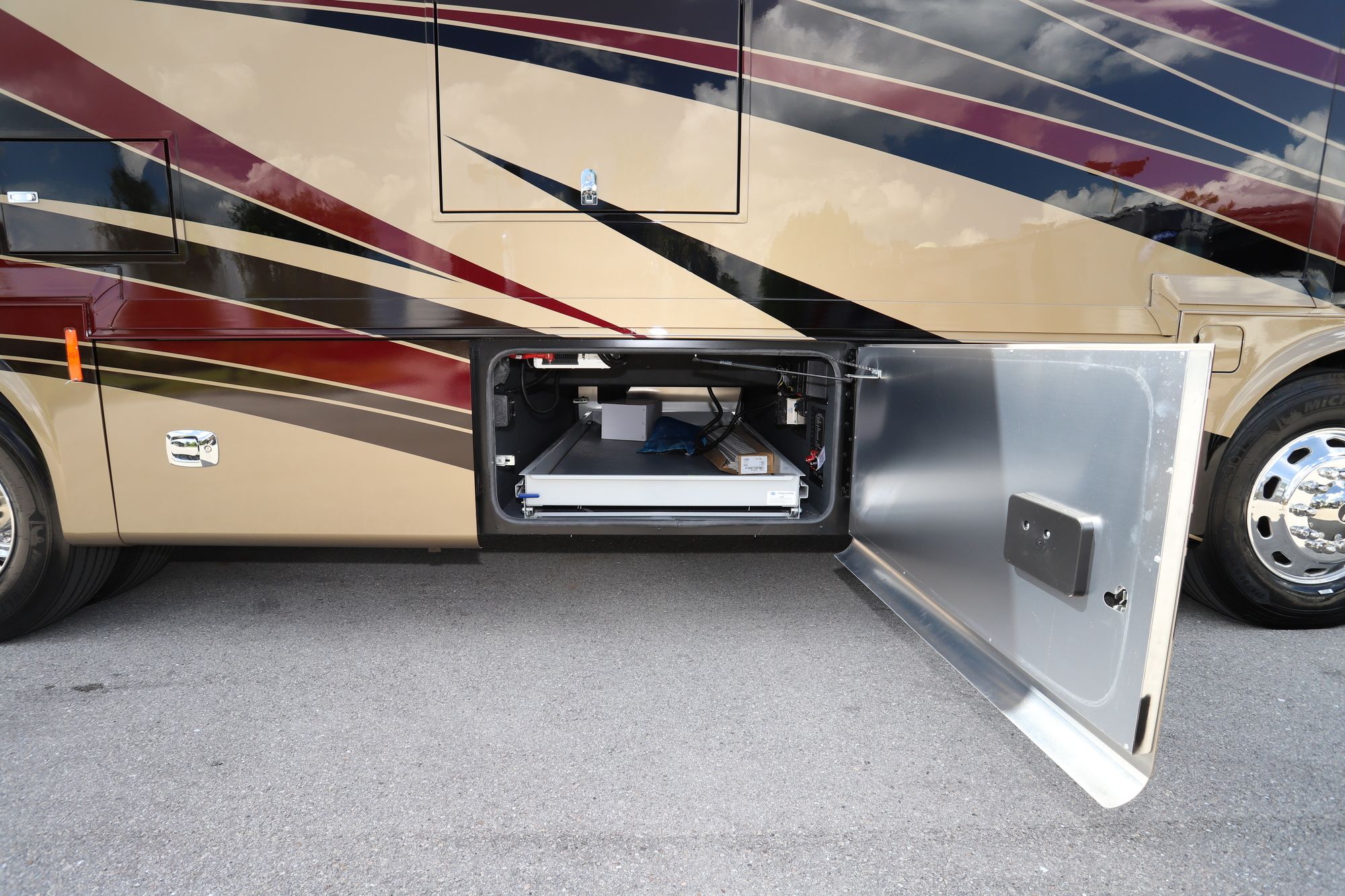 New 2021 Tiffin Motor Homes Allegro Red 33AA Class A  For Sale