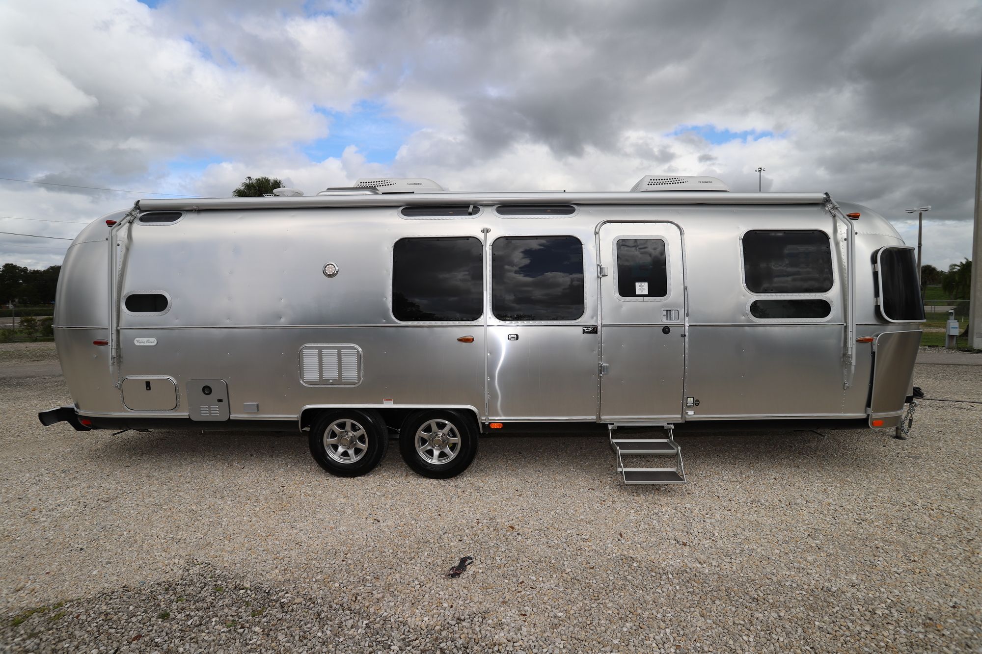 2021 Airstream Flying Cloud 30FB Travel Trailer (Stock# 13215)