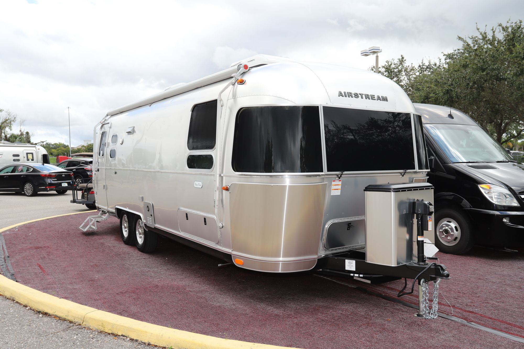 2021 Airstream Flying Cloud 27FB Travel Trailer (Stock# 13210)