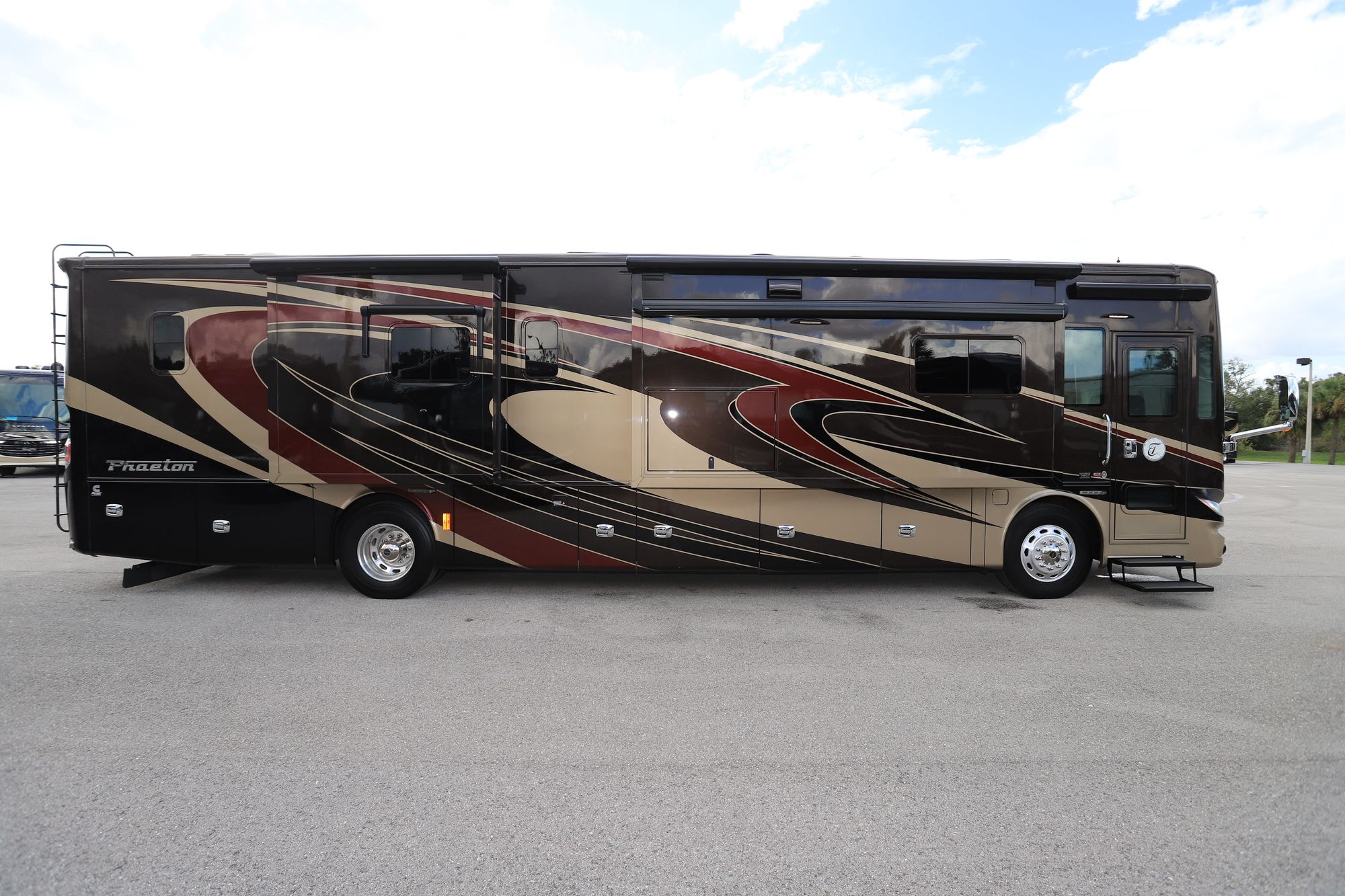 Used 2015 Tiffin Motor Homes Phaeton 40QBH Class A  For Sale