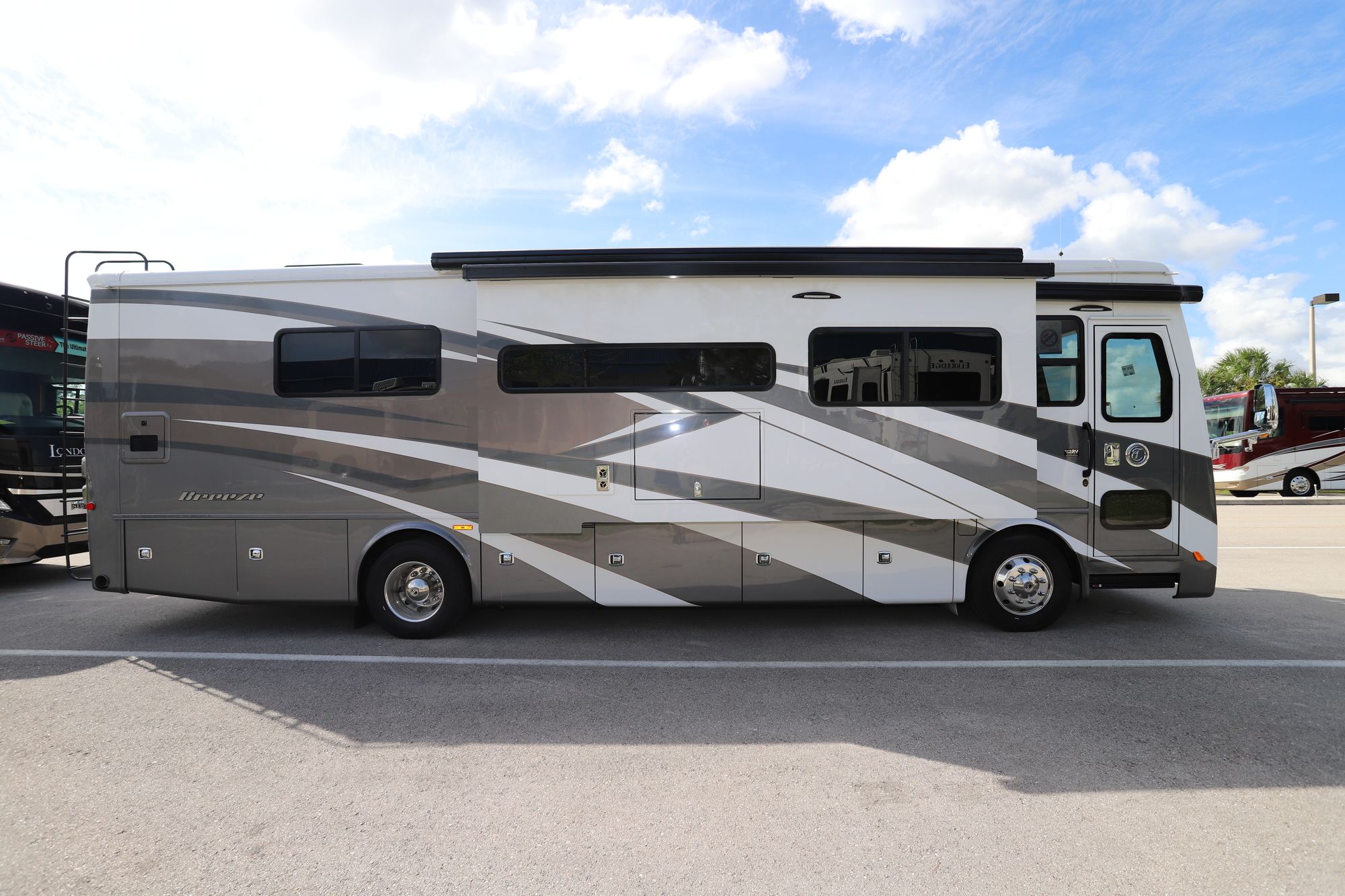 New 2021 Tiffin Motor Homes Breeze 33BR Class A  For Sale