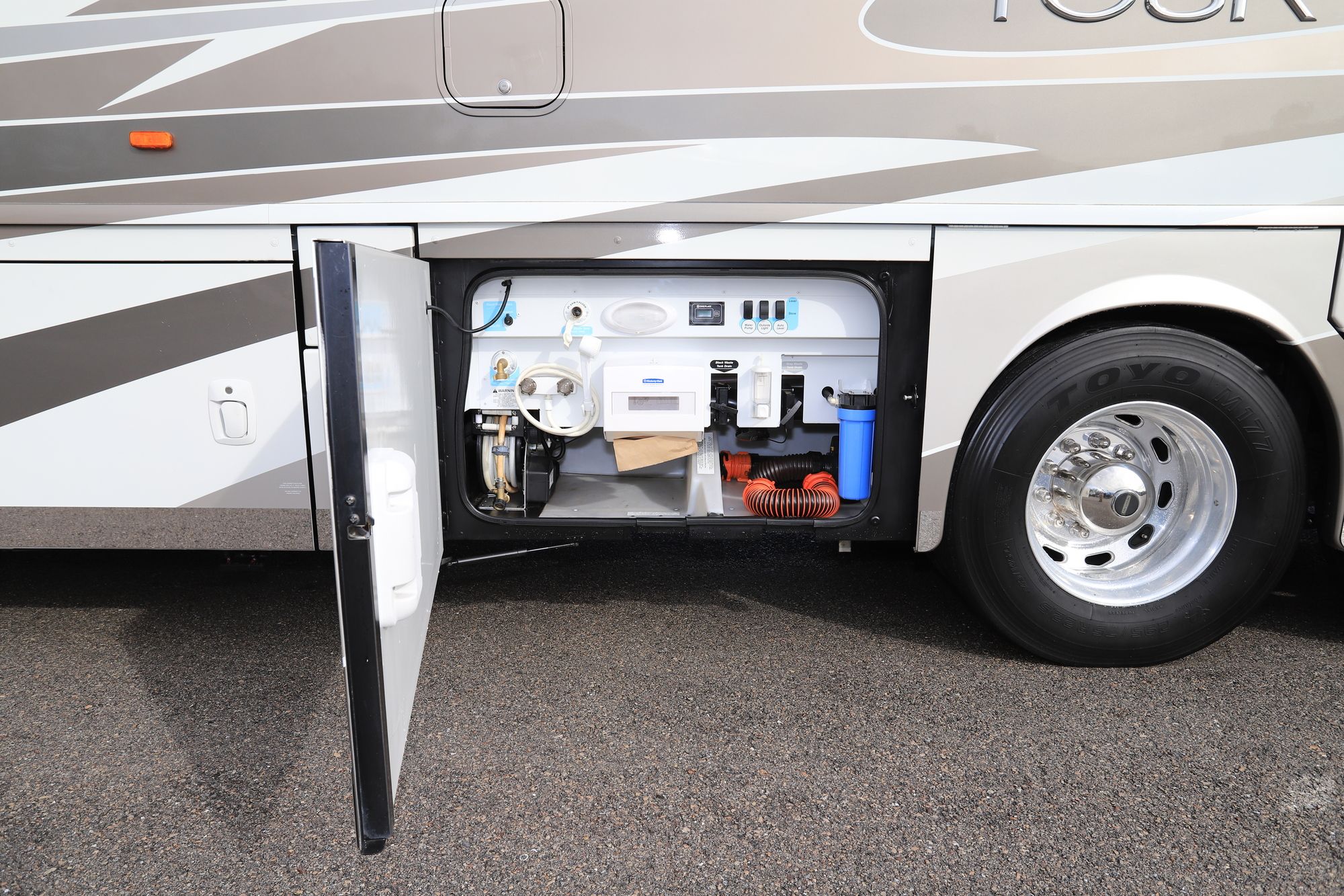 Used 2013 Winnebago Tour 42QD Class A  For Sale