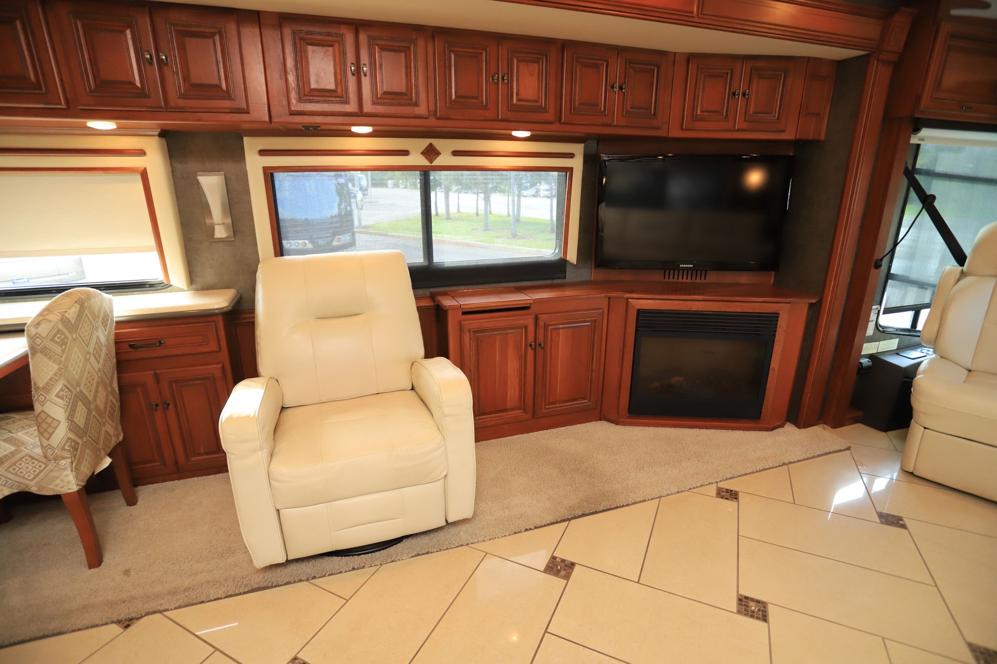 Used 2013 Winnebago Tour 42QD Class A  For Sale