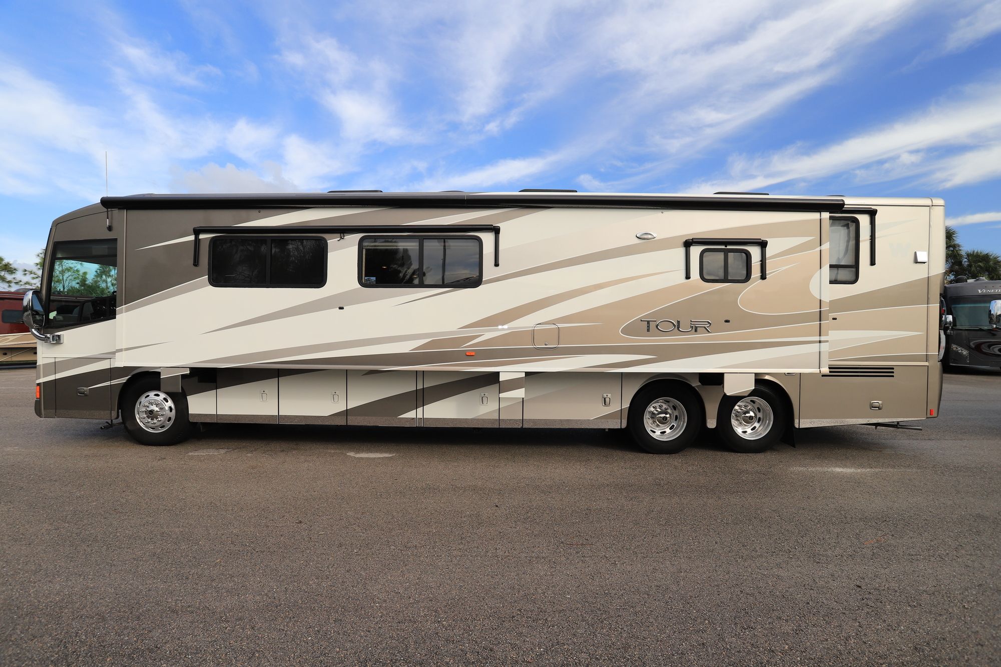 Used 2013 Winnebago Tour 42QD Class A  For Sale