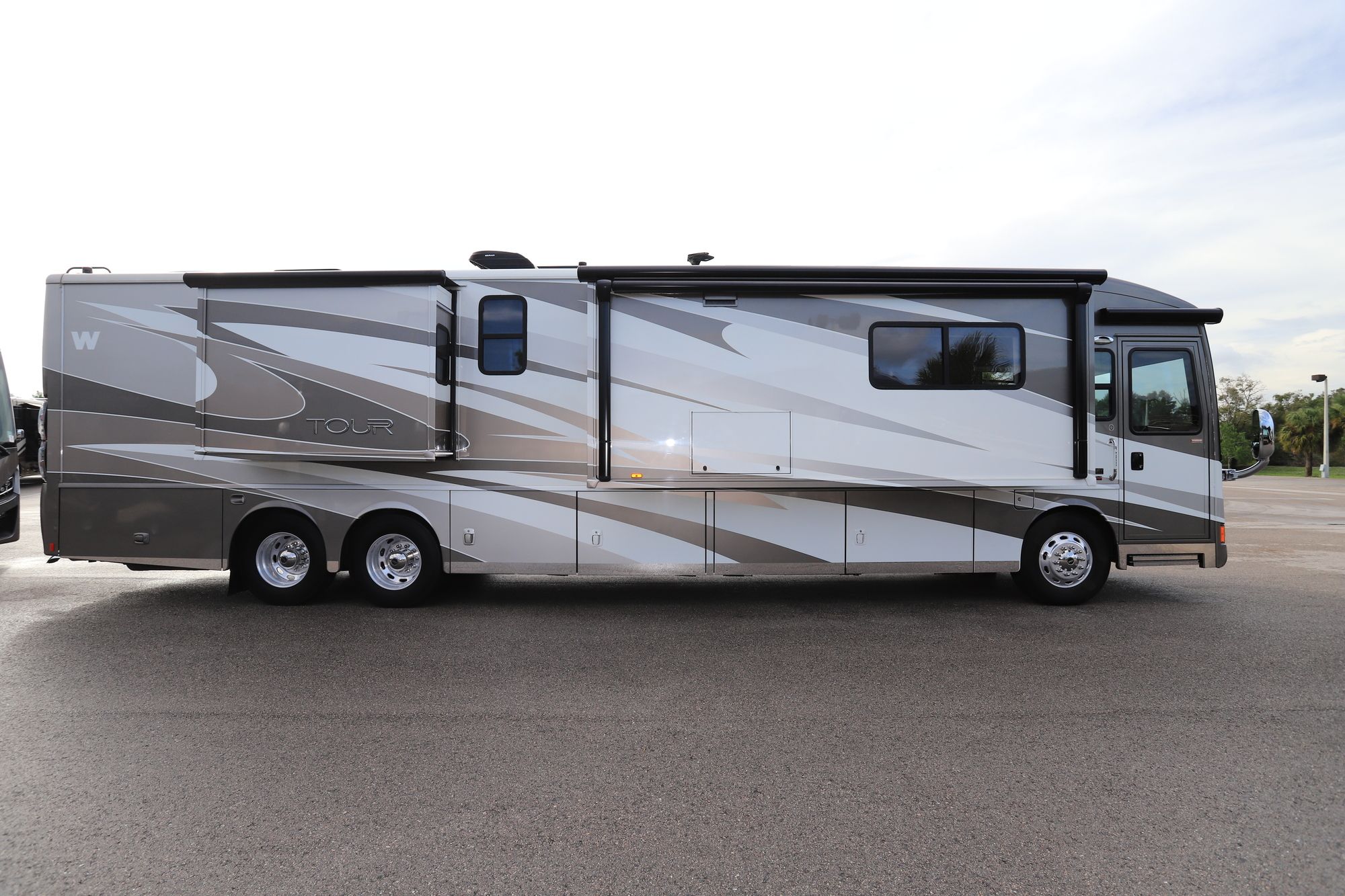 Used 2013 Winnebago Tour 42QD Class A  For Sale