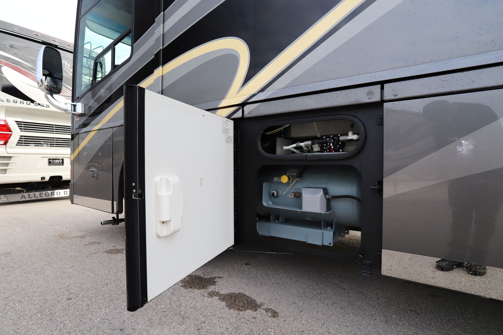 Used 2011 Winnebago Tour 42QD Class A  For Sale