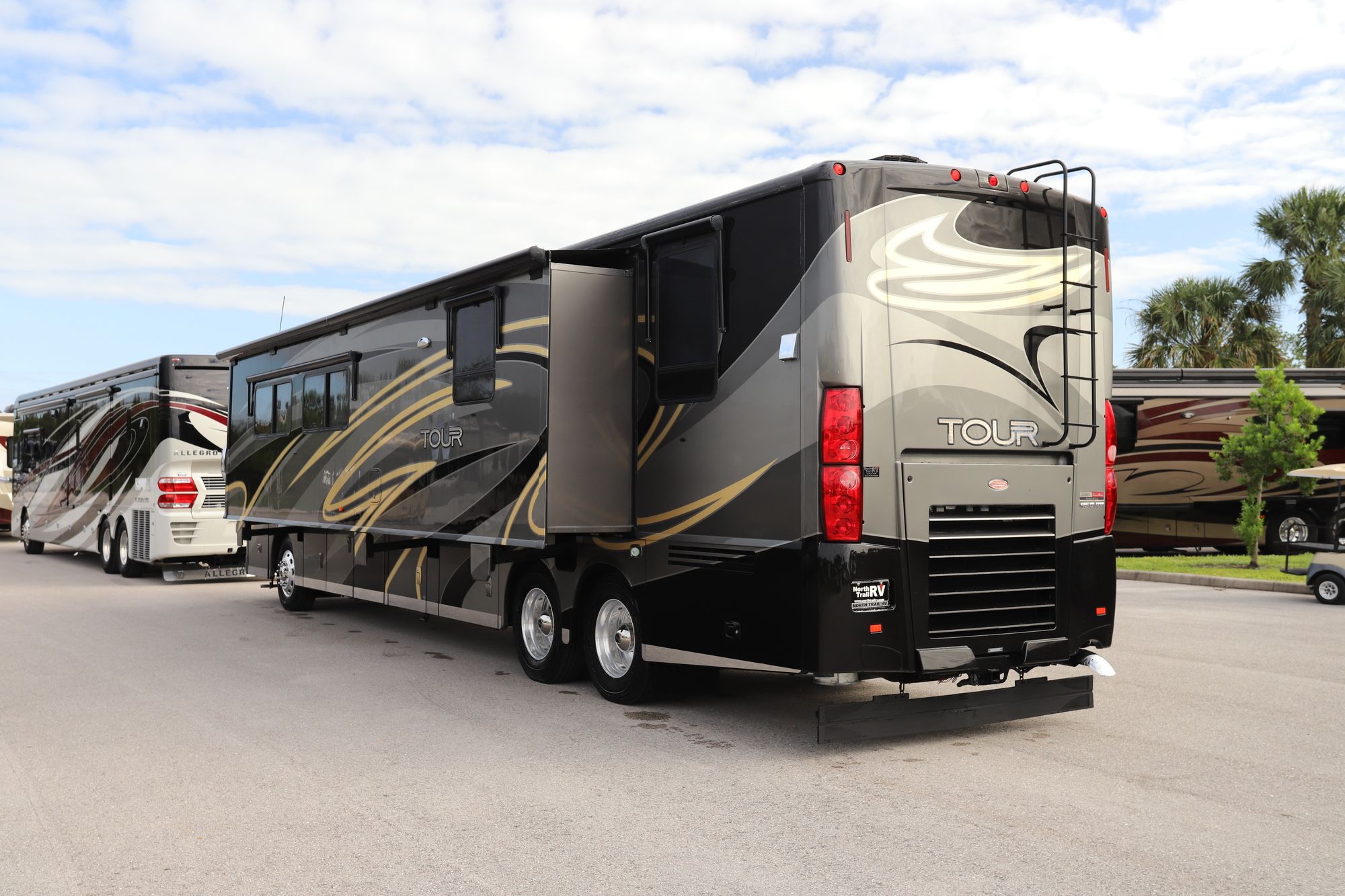 Used 2011 Winnebago Tour 42QD Class A  For Sale