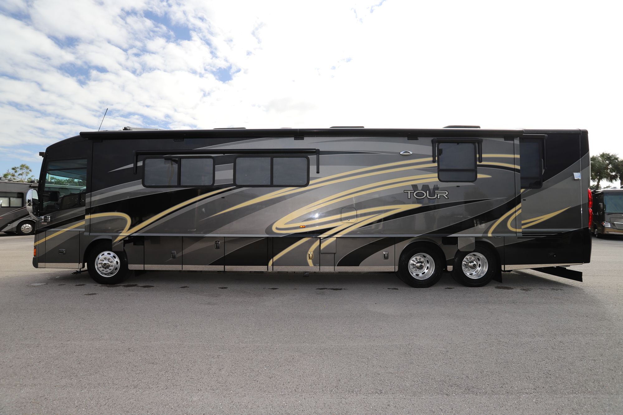 Used 2011 Winnebago Tour 42QD Class A  For Sale