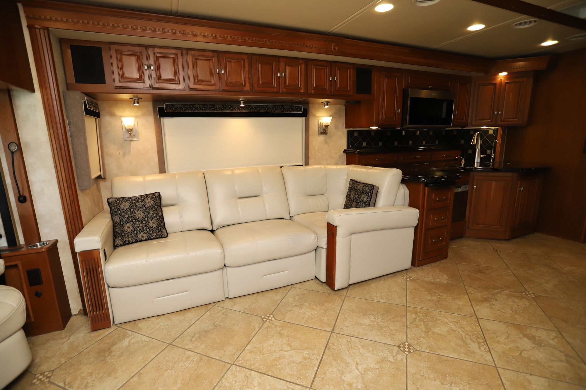 Used 2011 Winnebago Tour 42QD Class A  For Sale