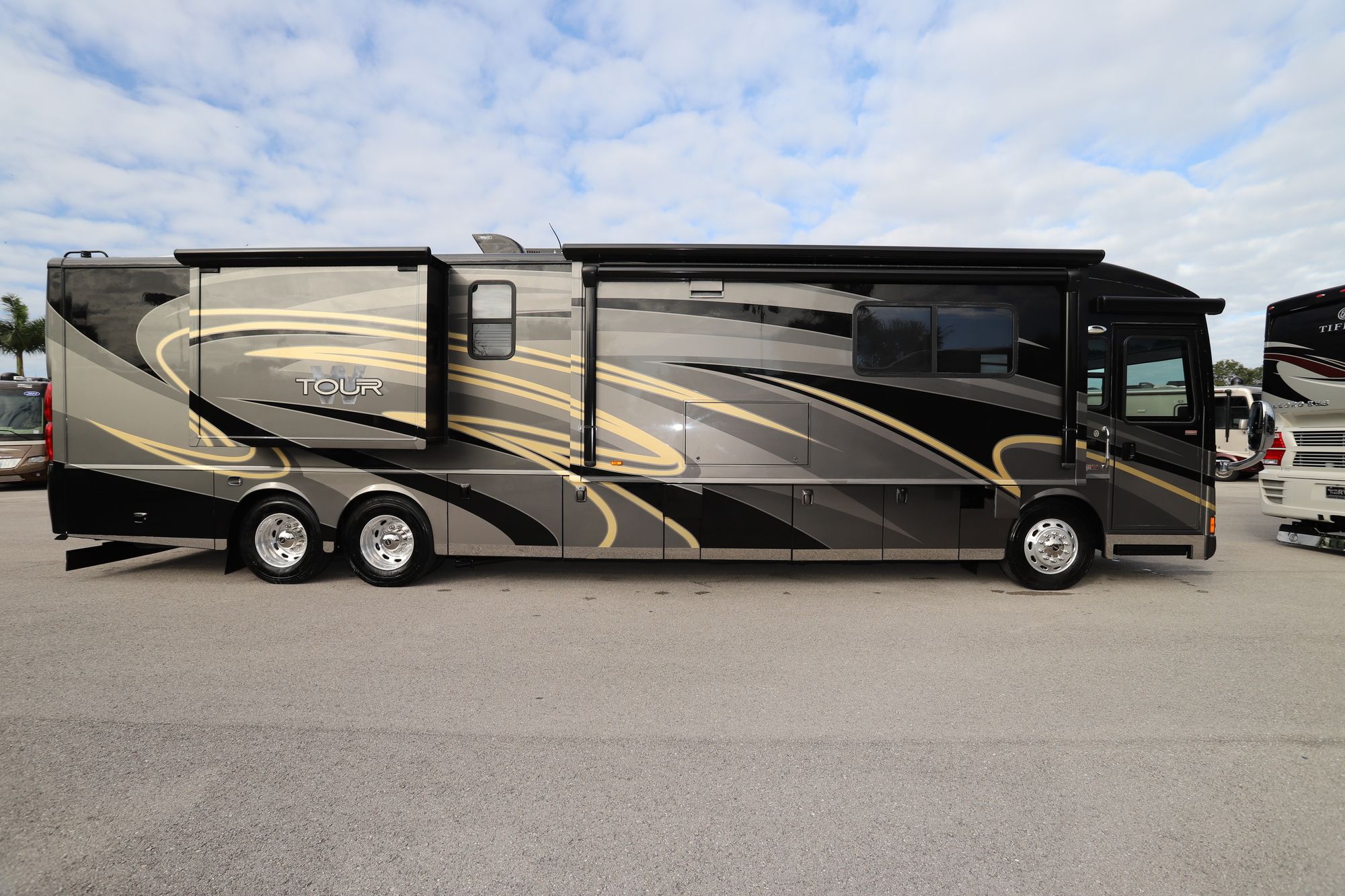 Used 2011 Winnebago Tour 42QD Class A  For Sale