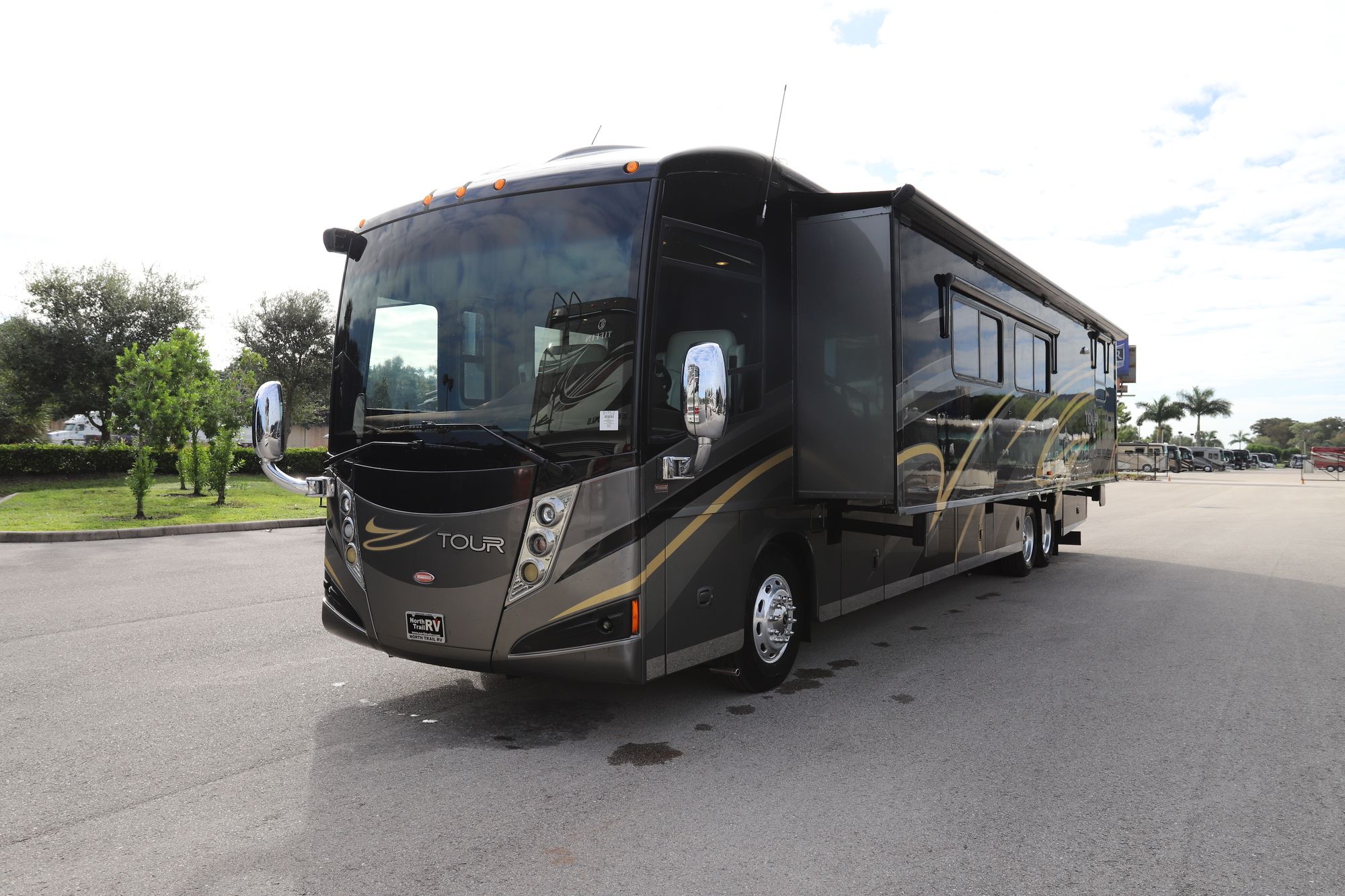 Used 2011 Winnebago Tour 42QD Class A  For Sale