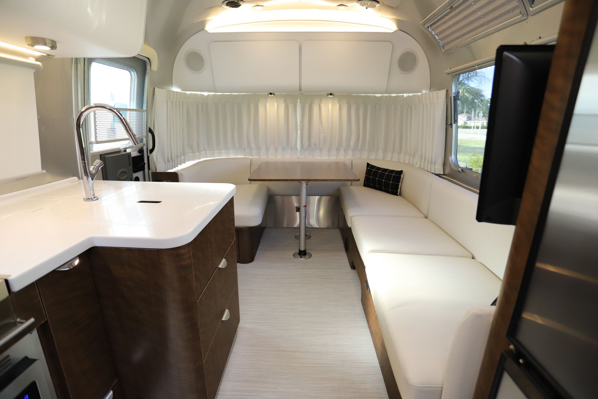 New 2021 Airstream Globetrotter 25FB Travel Trailer  For Sale